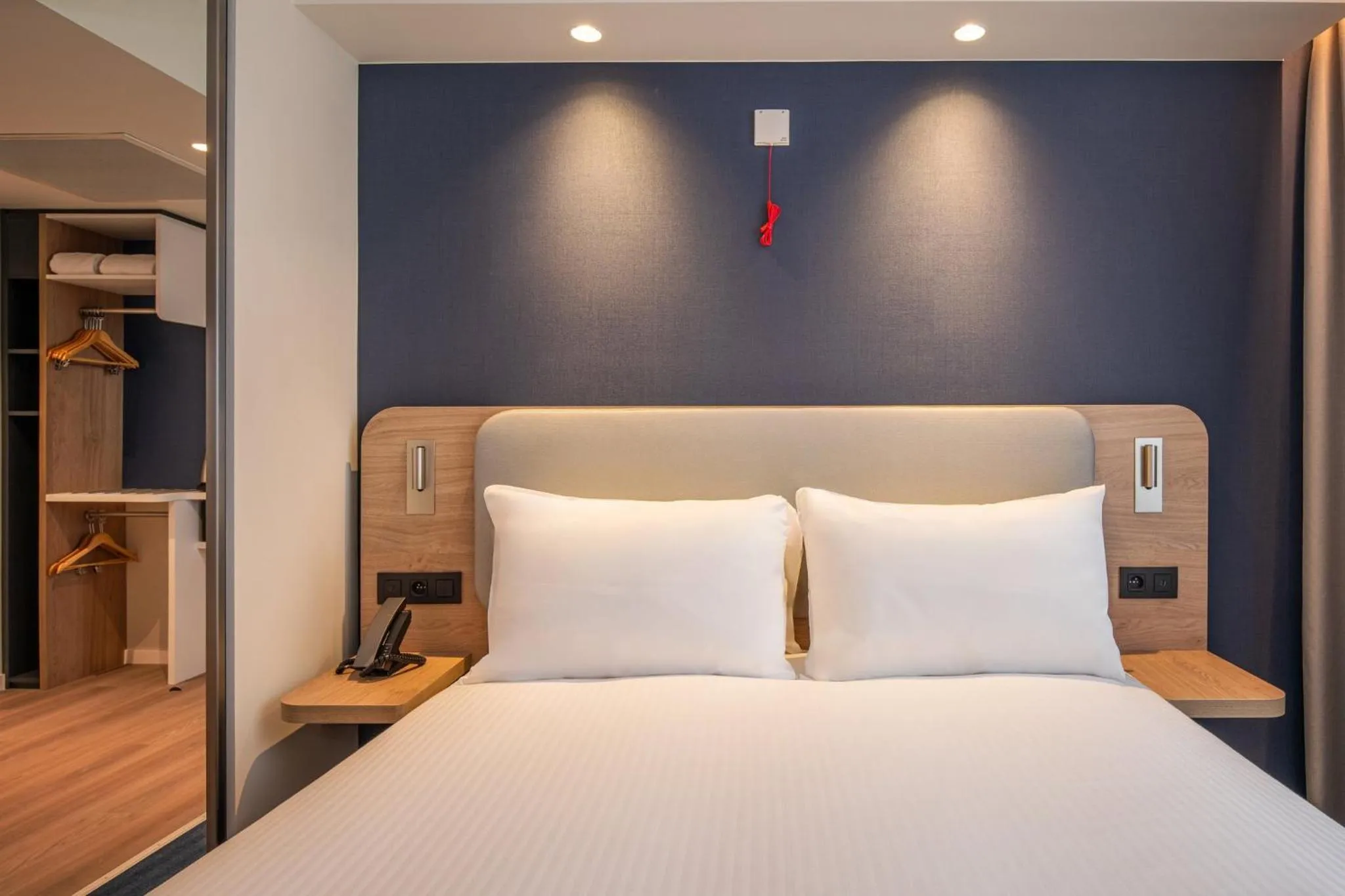 Photo of the whole room, Bed in Holiday Inn Express & Suites Ghent by IHG