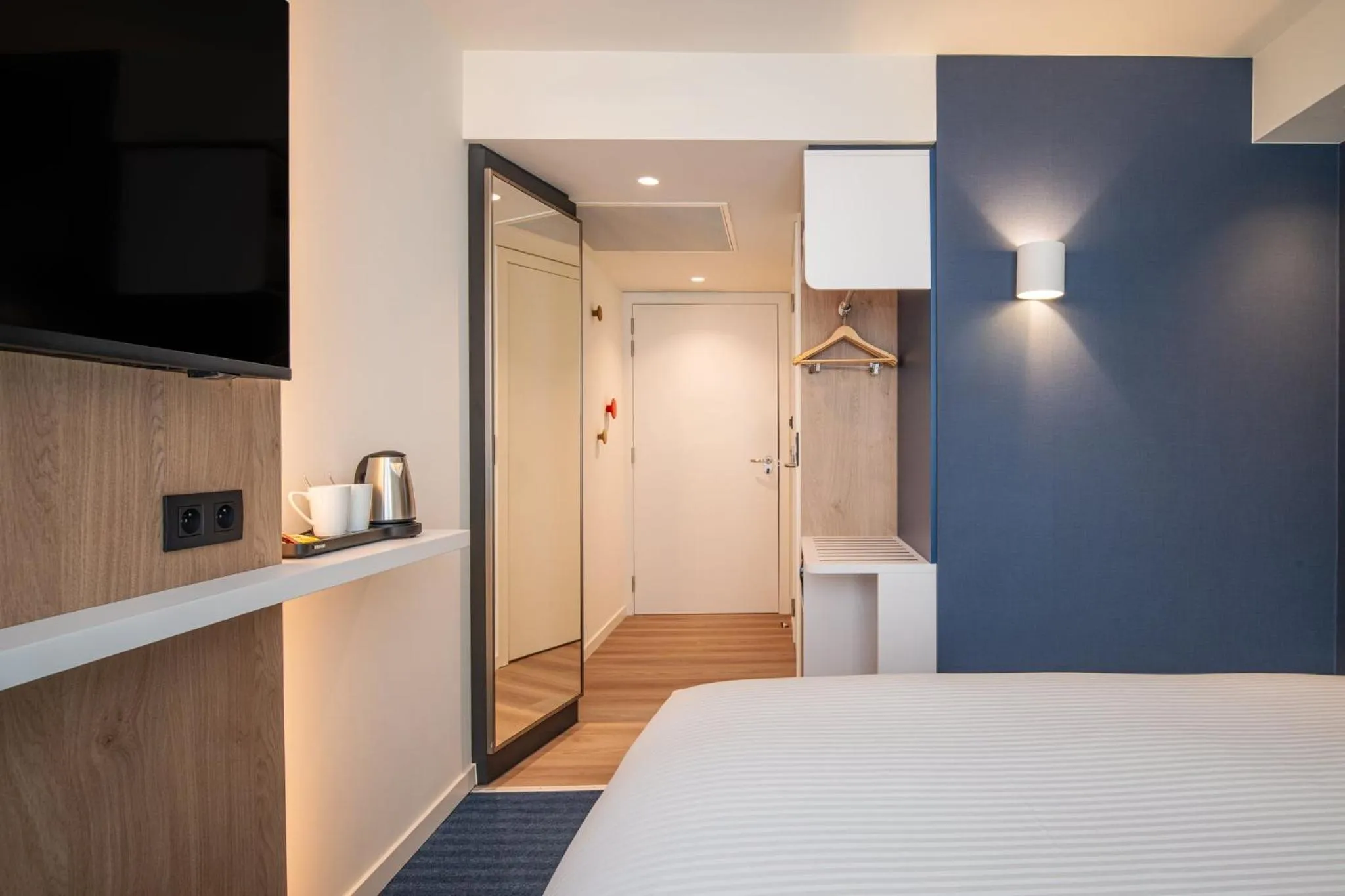 Photo of the whole room, Bed in Holiday Inn Express & Suites Ghent by IHG