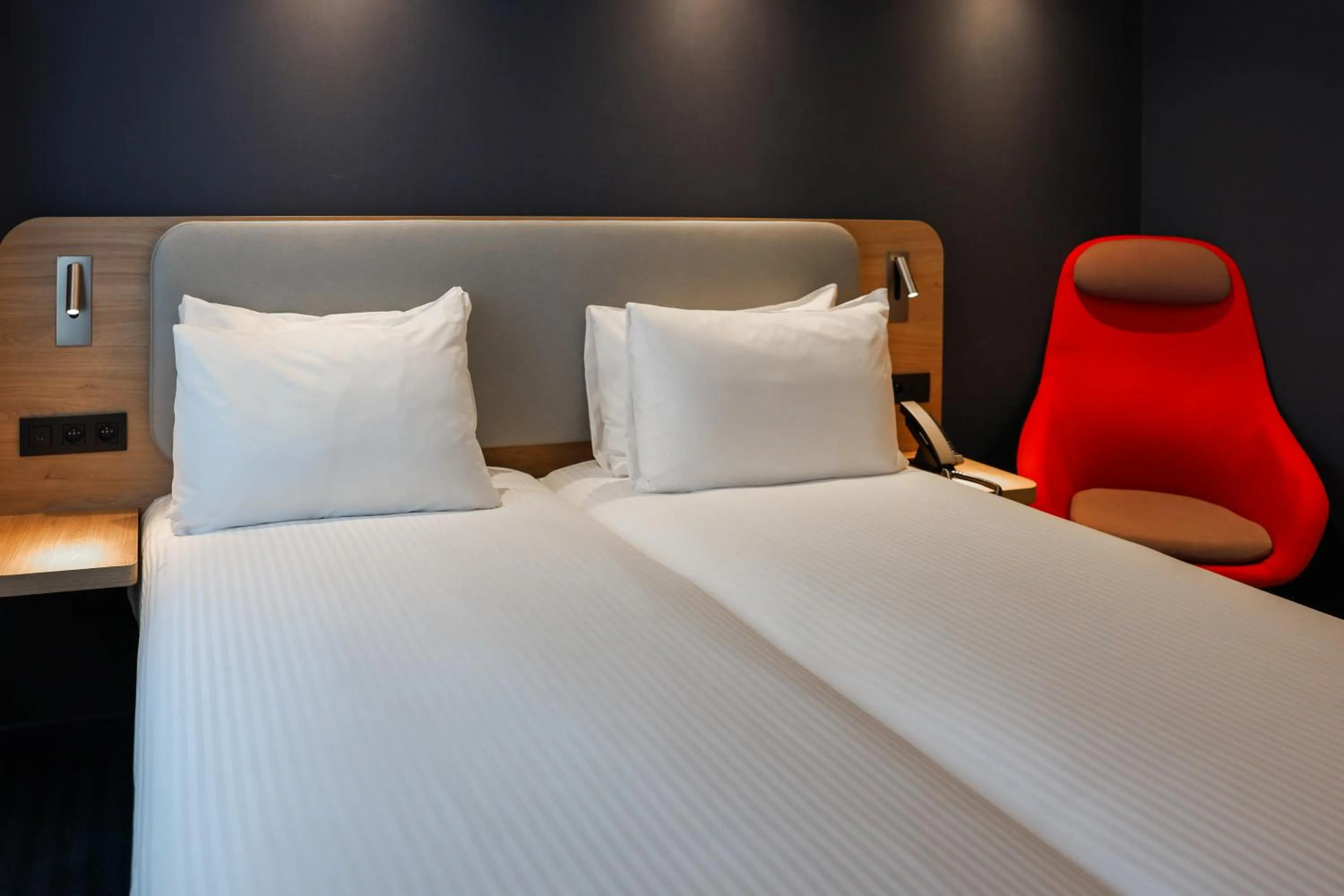 Bed in Holiday Inn Express & Suites Ghent by IHG