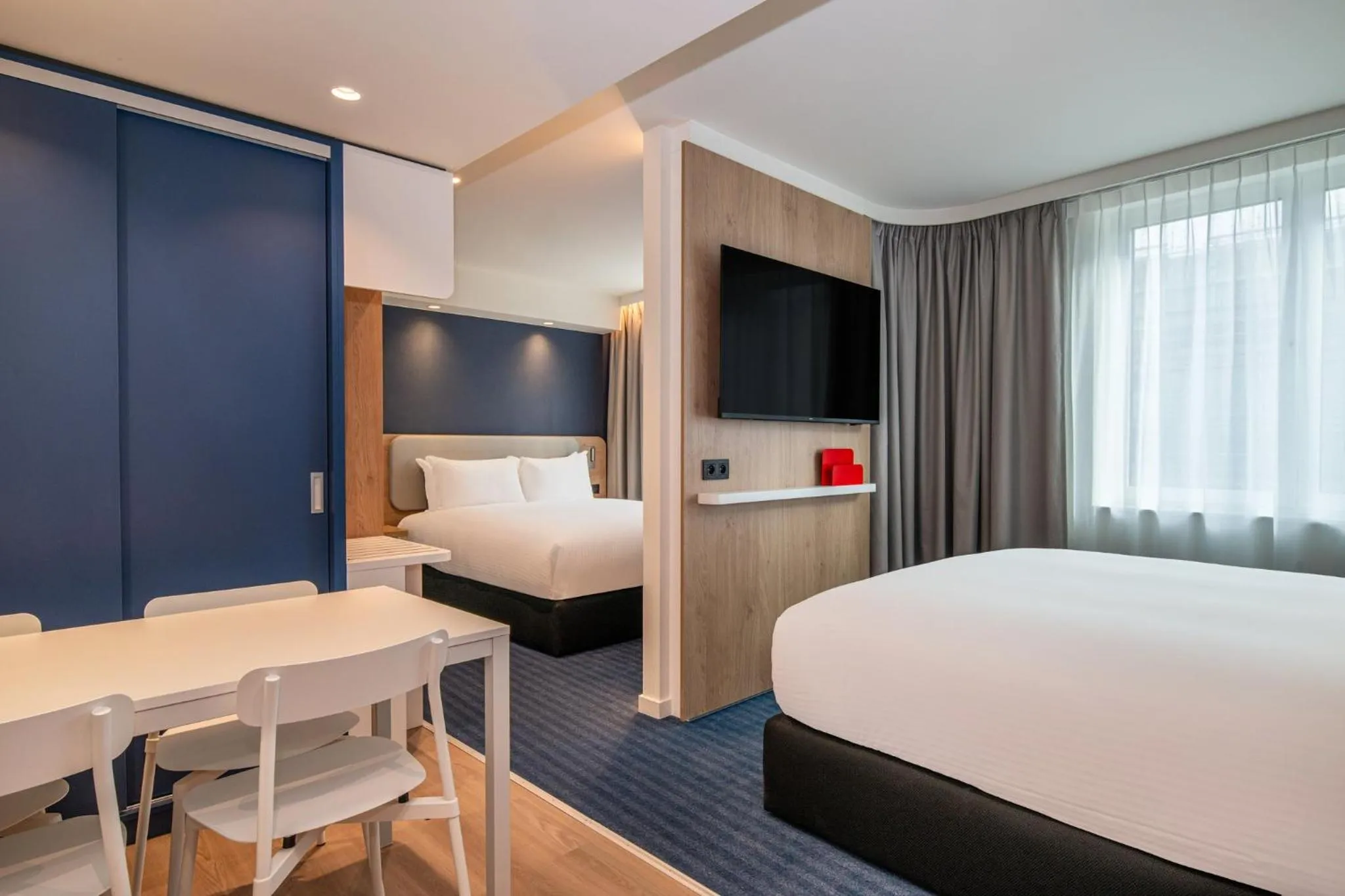 Photo of the whole room, Bed in Holiday Inn Express & Suites Ghent by IHG