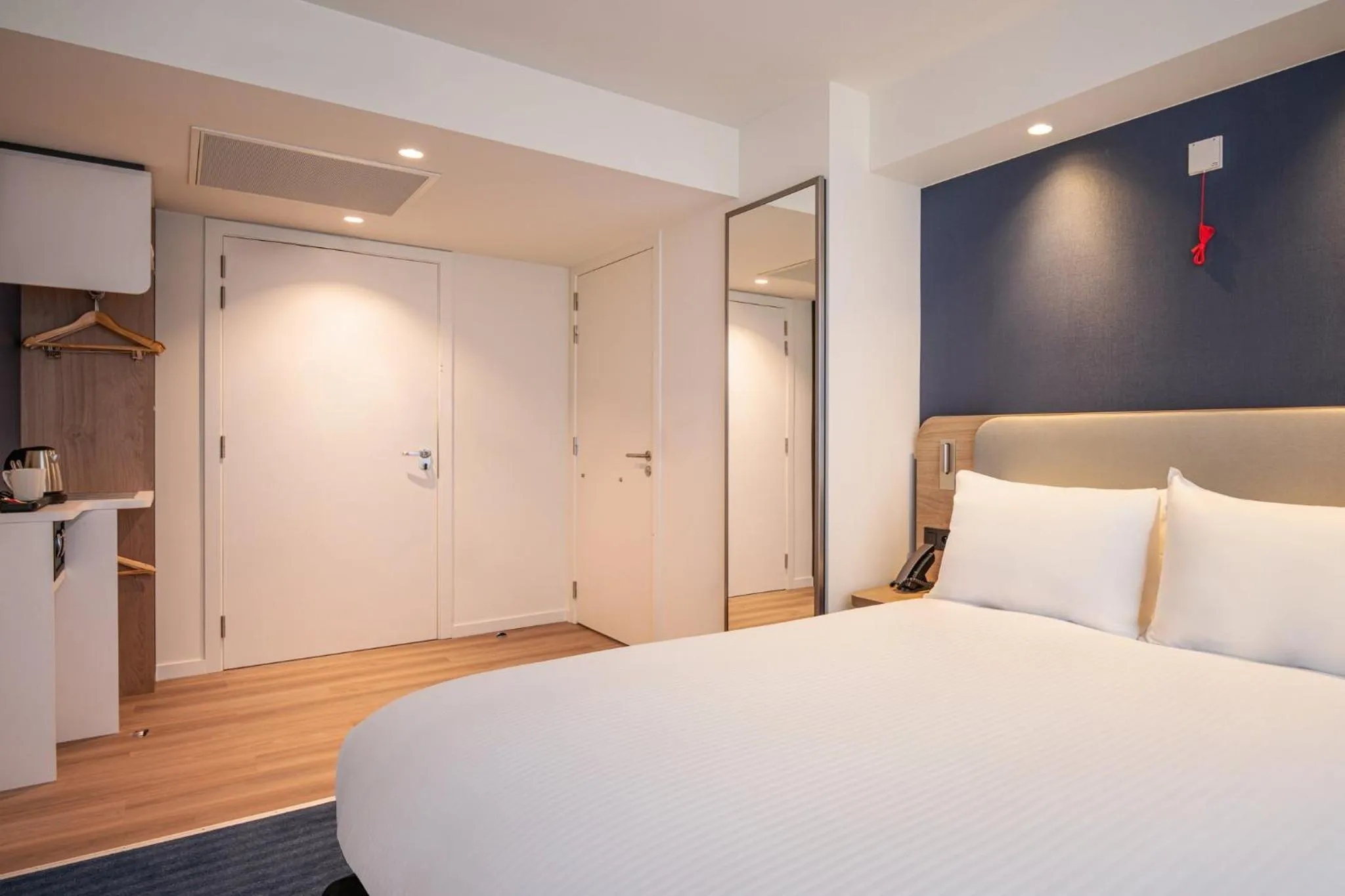 Photo of the whole room, Bed in Holiday Inn Express & Suites Ghent by IHG