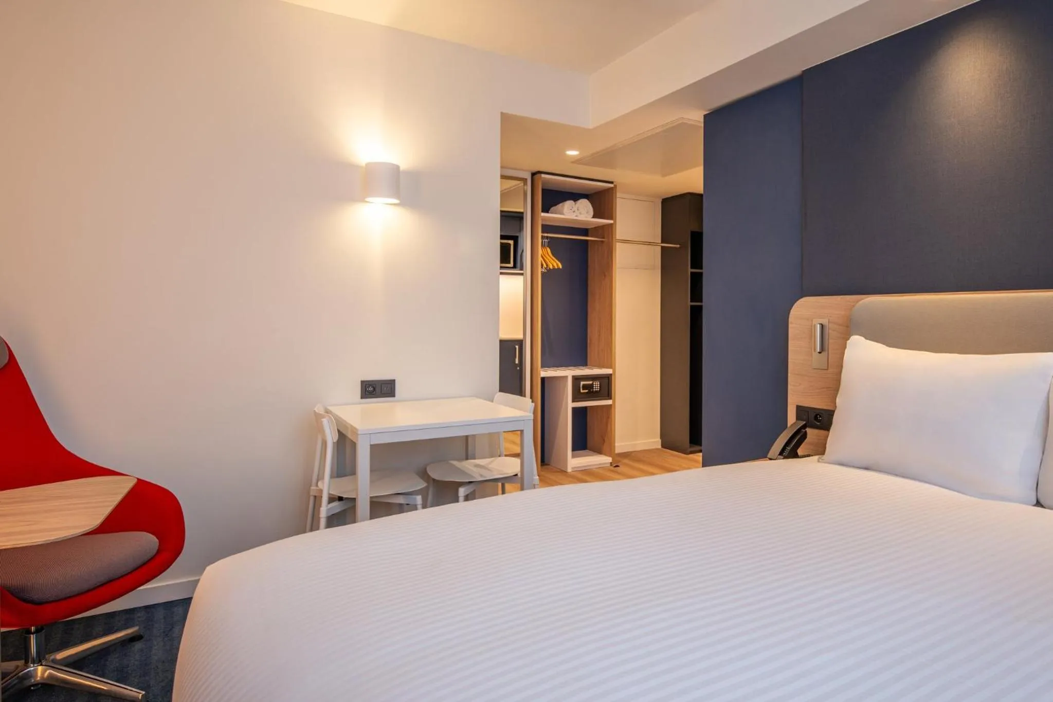 Bedroom, Bed in Holiday Inn Express & Suites Ghent by IHG