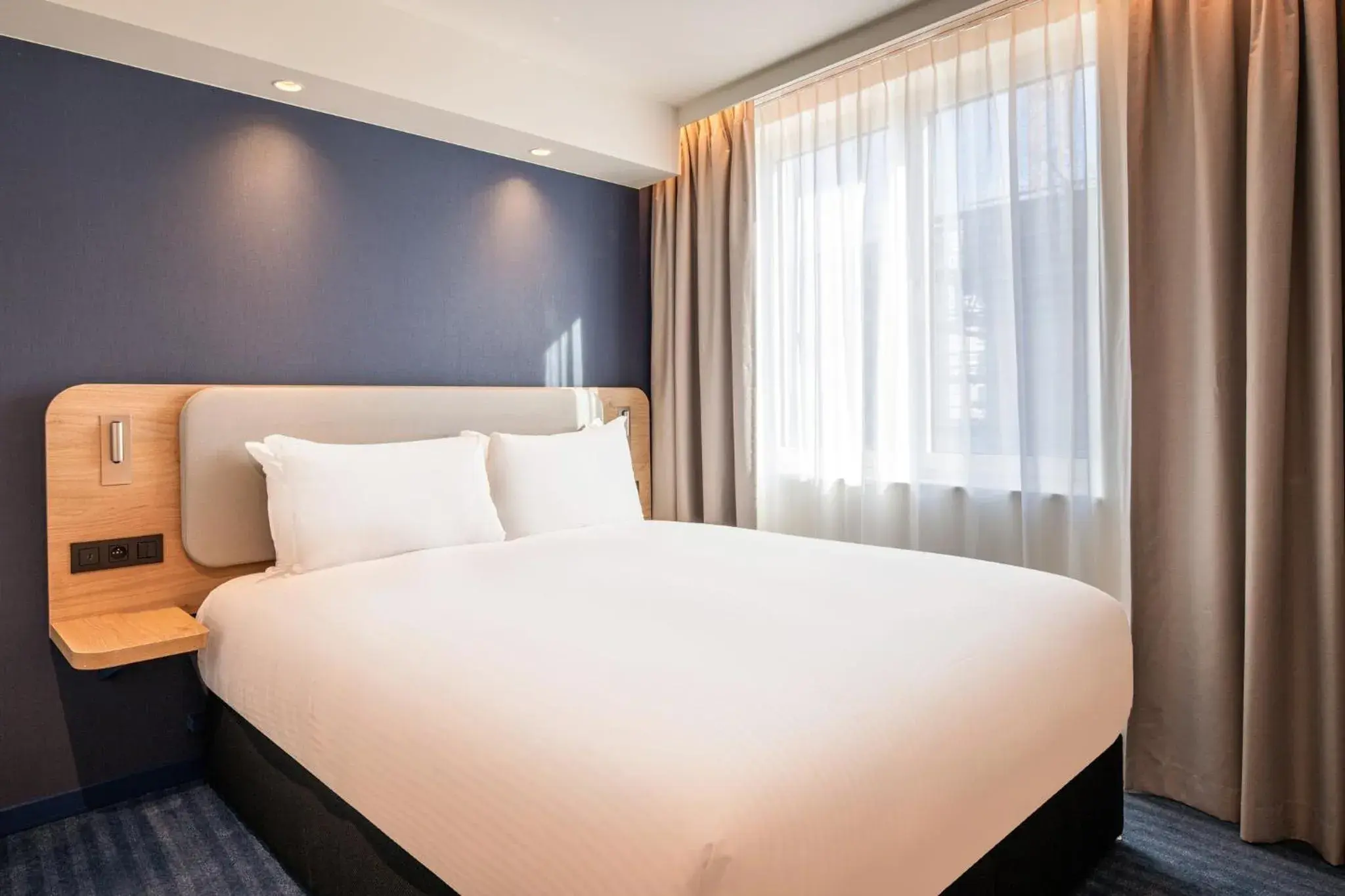 Standard Queen Room with Sofa Bed - Non-Smoking in Holiday Inn Express & Suites Ghent by IHG Standard Queen Room with Sofa Bed - Non-Smoking in Holiday Inn Express & Suites Ghent by IHG