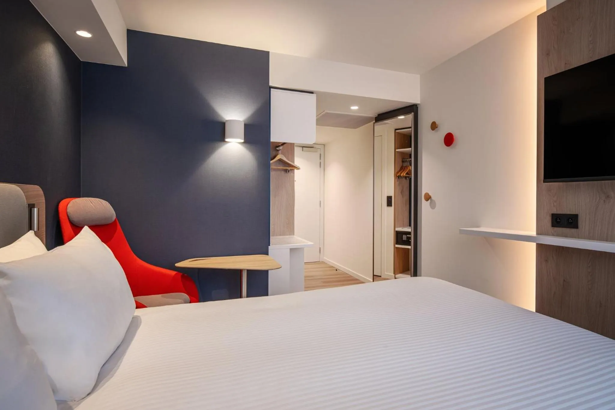 Photo of the whole room, Bed in Holiday Inn Express & Suites Ghent by IHG