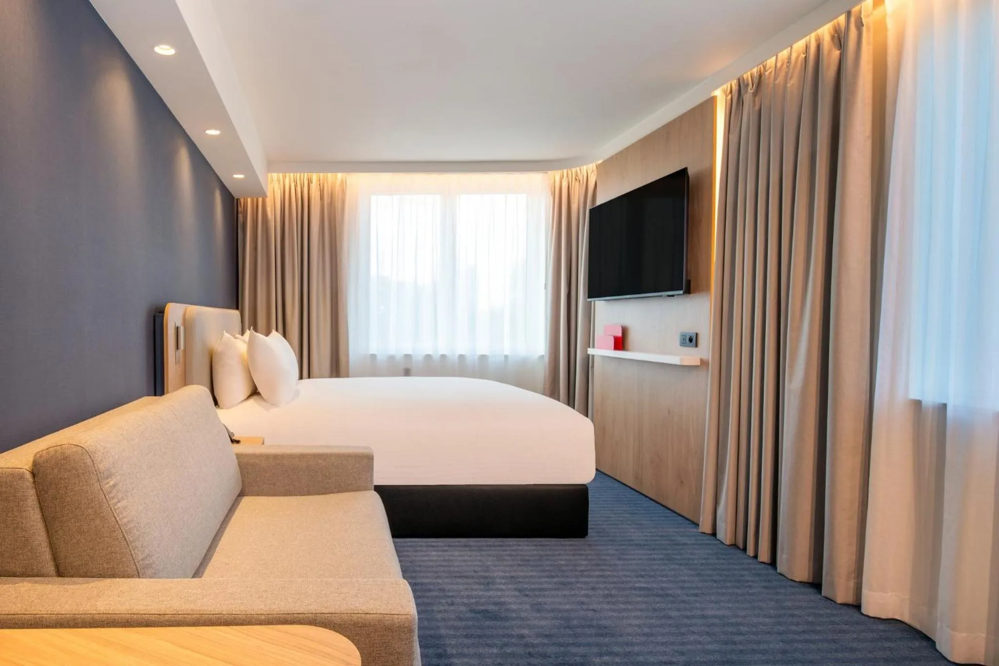 Photo of the whole room, Bed in Holiday Inn Express & Suites Ghent by IHG