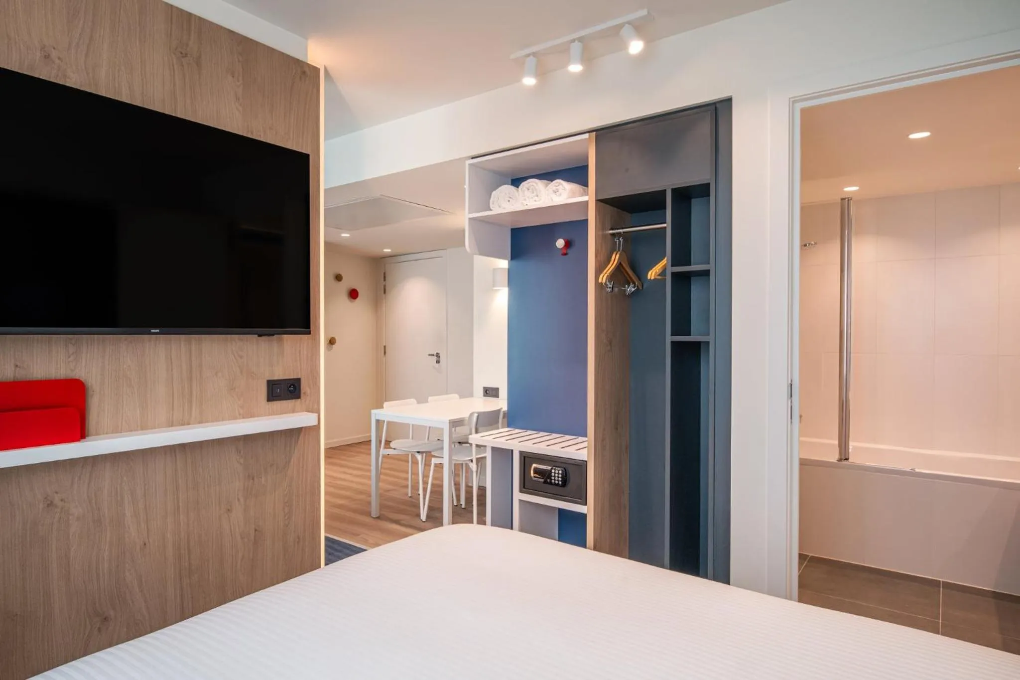 Photo of the whole room, Bed in Holiday Inn Express & Suites Ghent by IHG