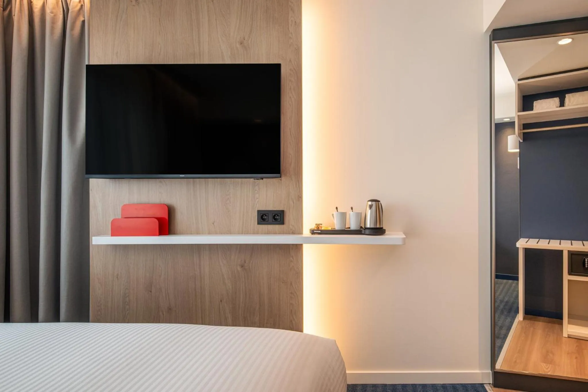 Photo of the whole room, Bed in Holiday Inn Express & Suites Ghent by IHG