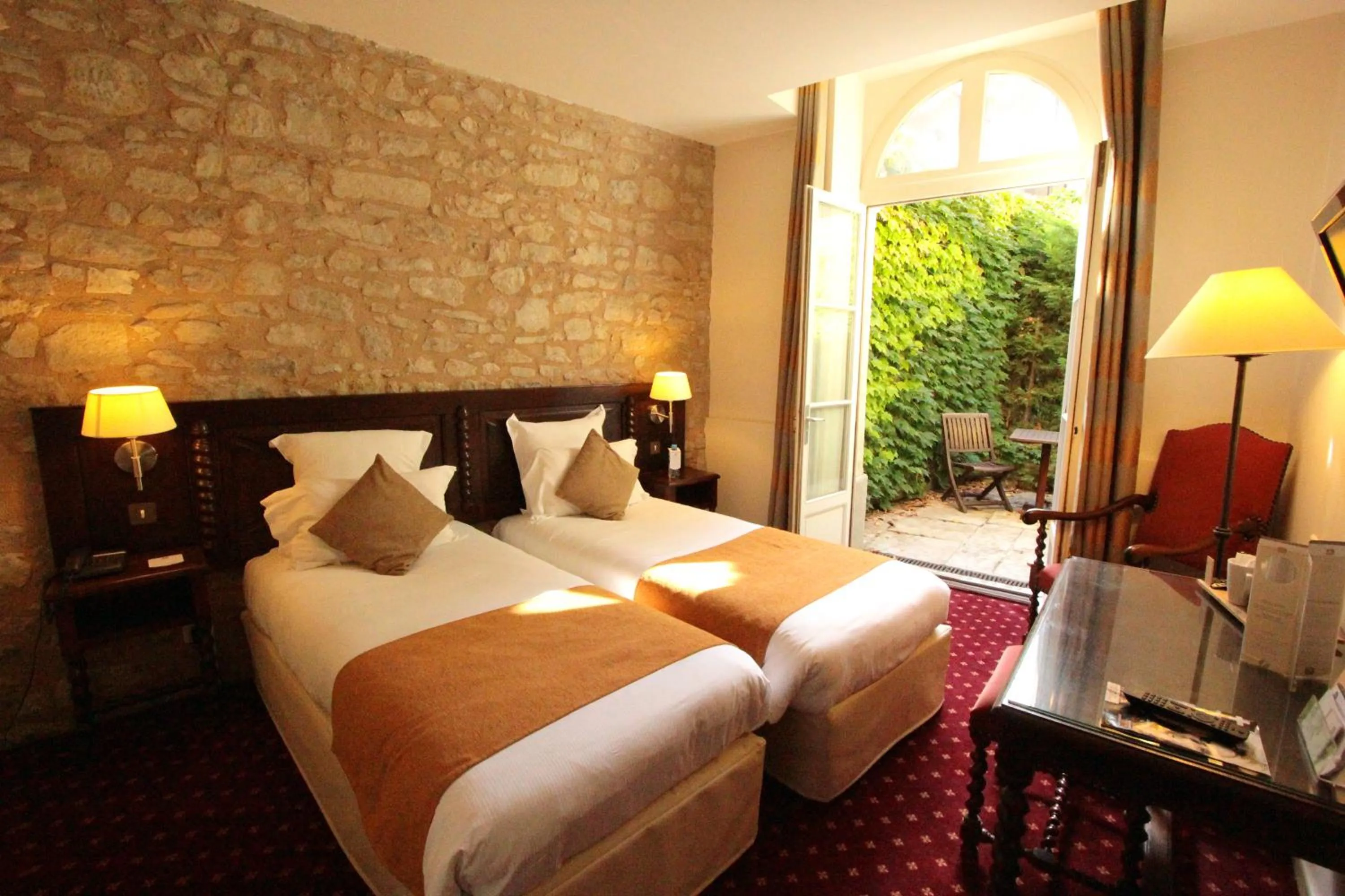 Bed in Hôtel Le Donjon - Cœur de La Cité Médiévale