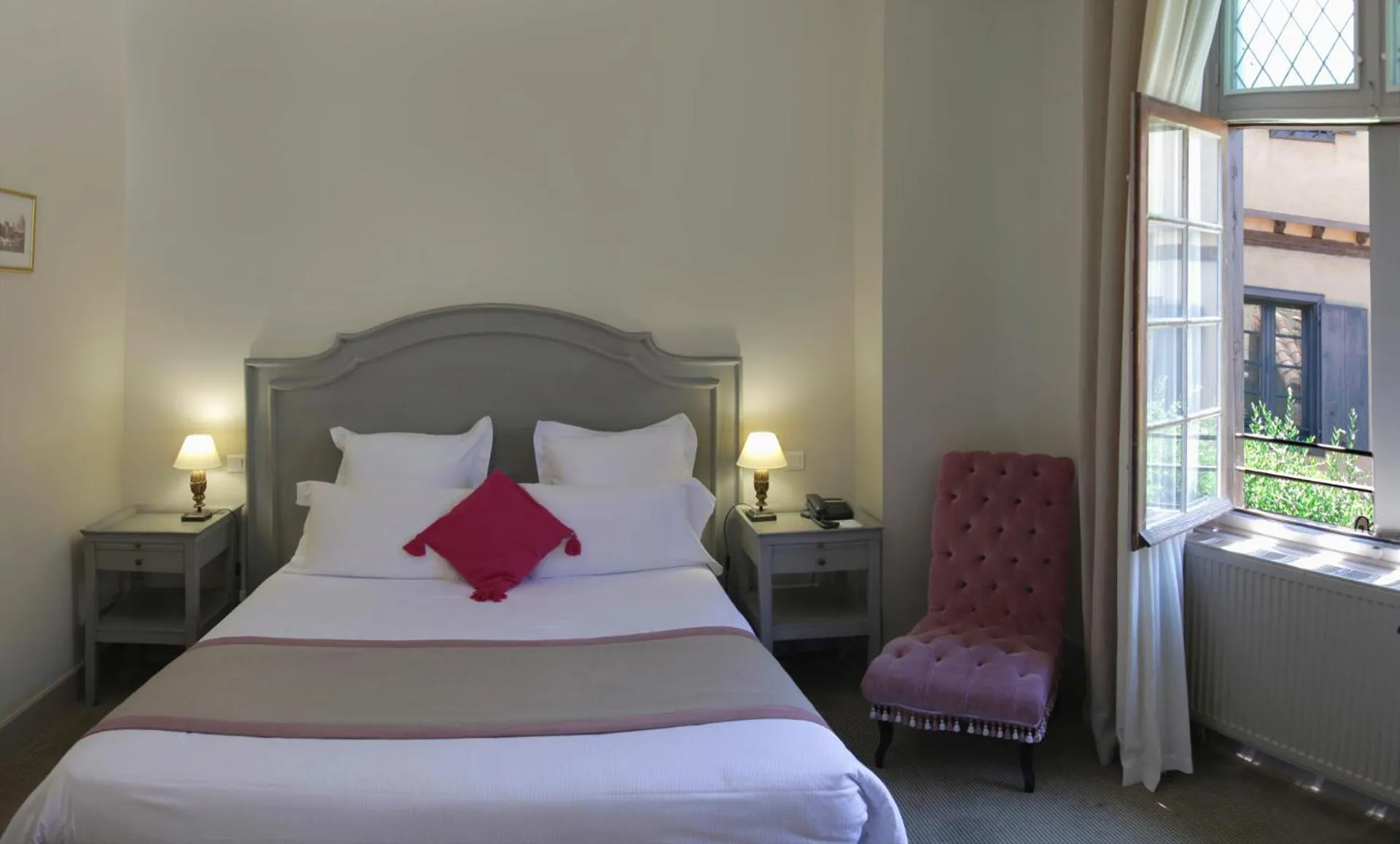 Photo of the whole room, Bed in Hôtel Le Donjon - Cœur de La Cité Médiévale