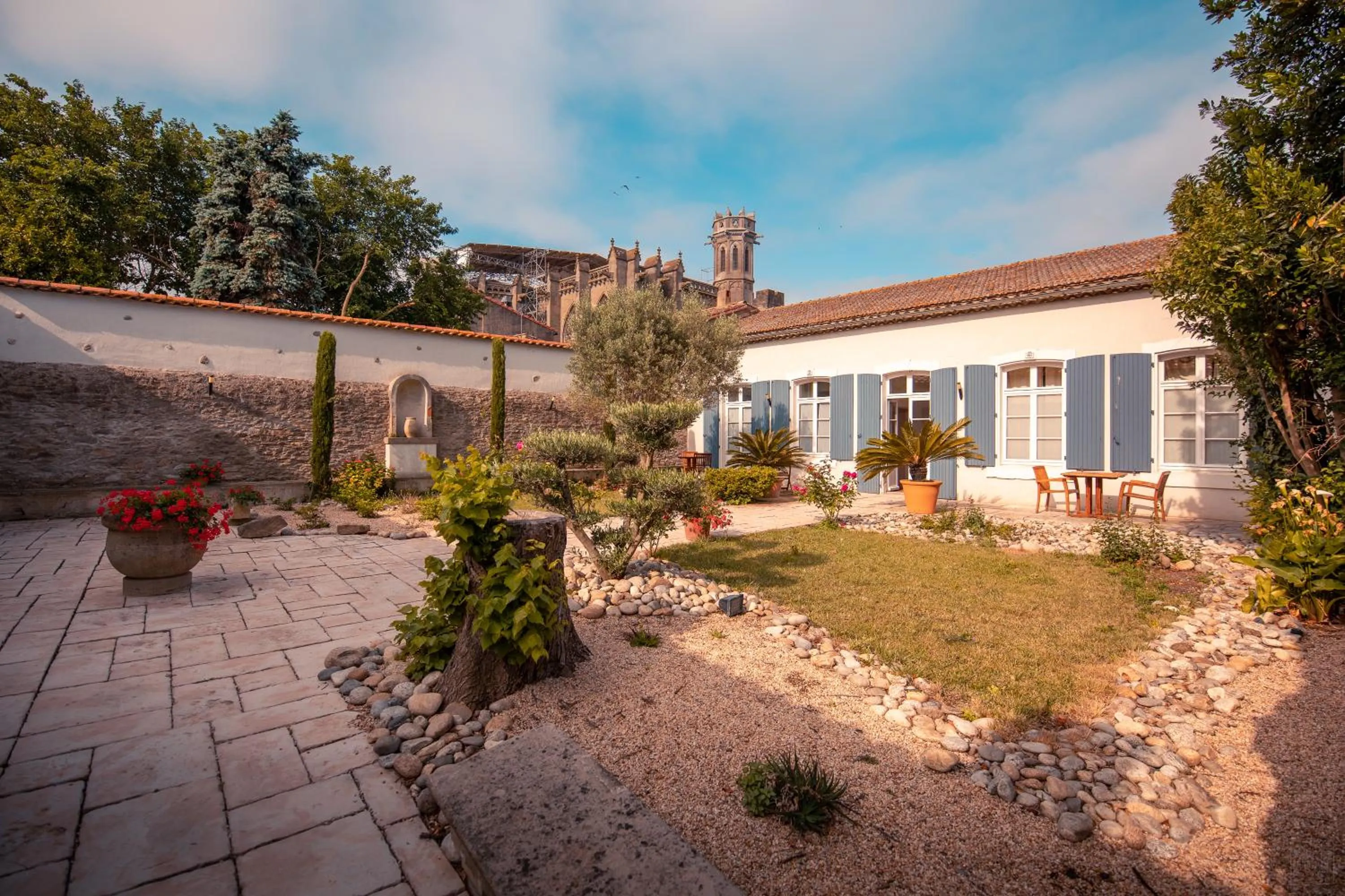 Garden in Hôtel Le Donjon - Cœur de La Cité Médiévale