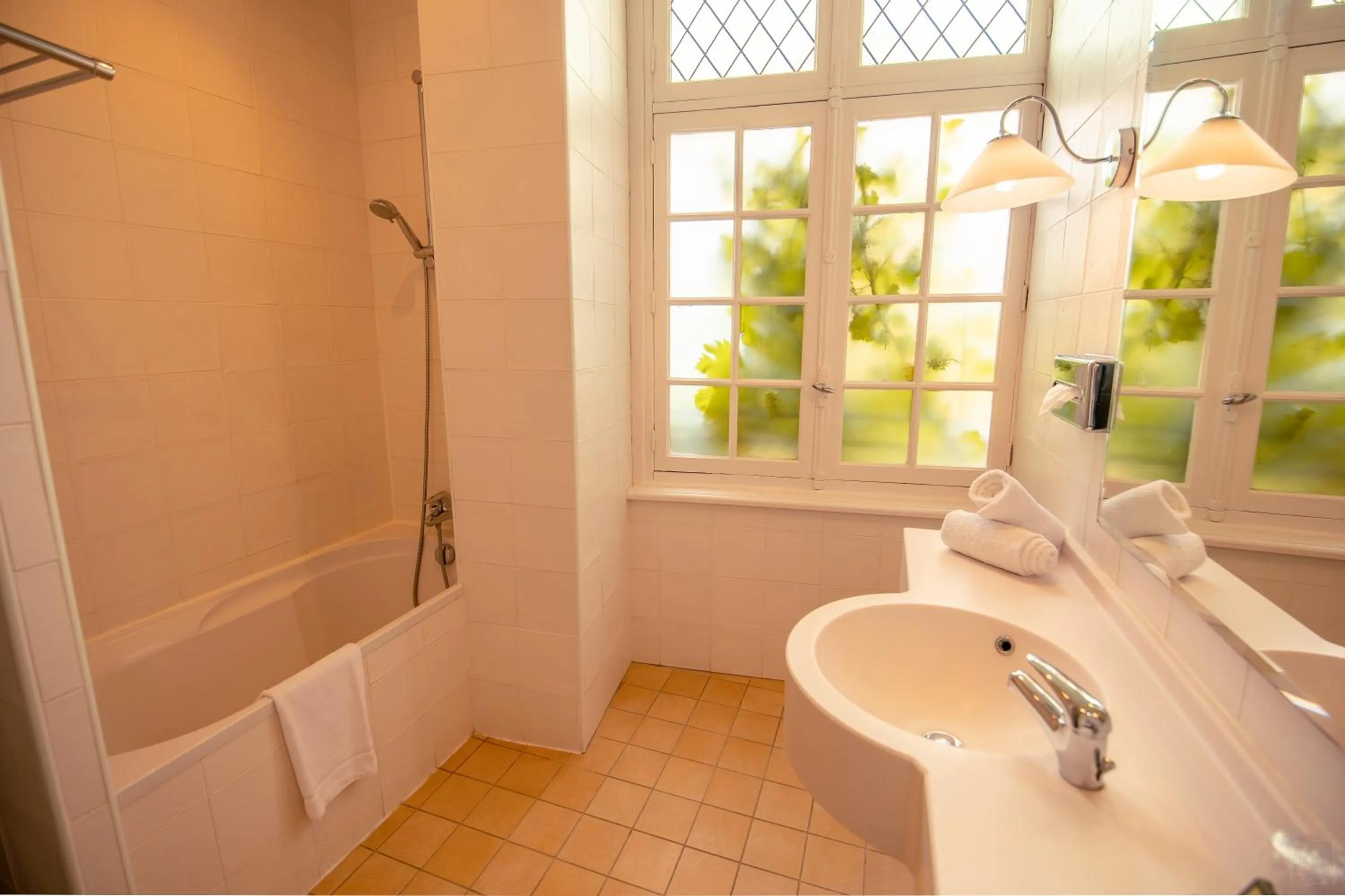 Bathroom in Hôtel Le Donjon - Cœur de La Cité Médiévale