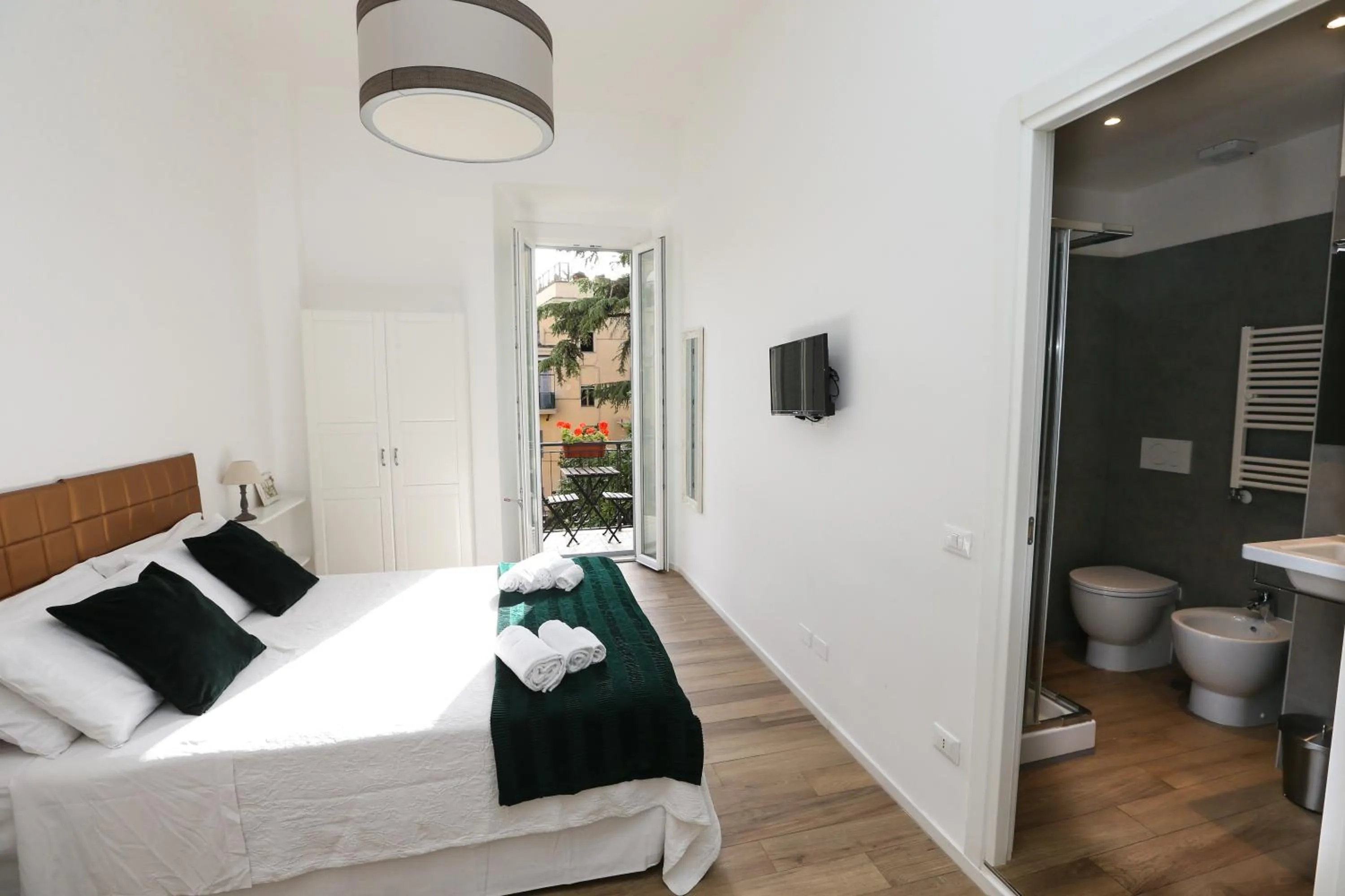 Bathroom, Bed in Vatican Garden Rooms