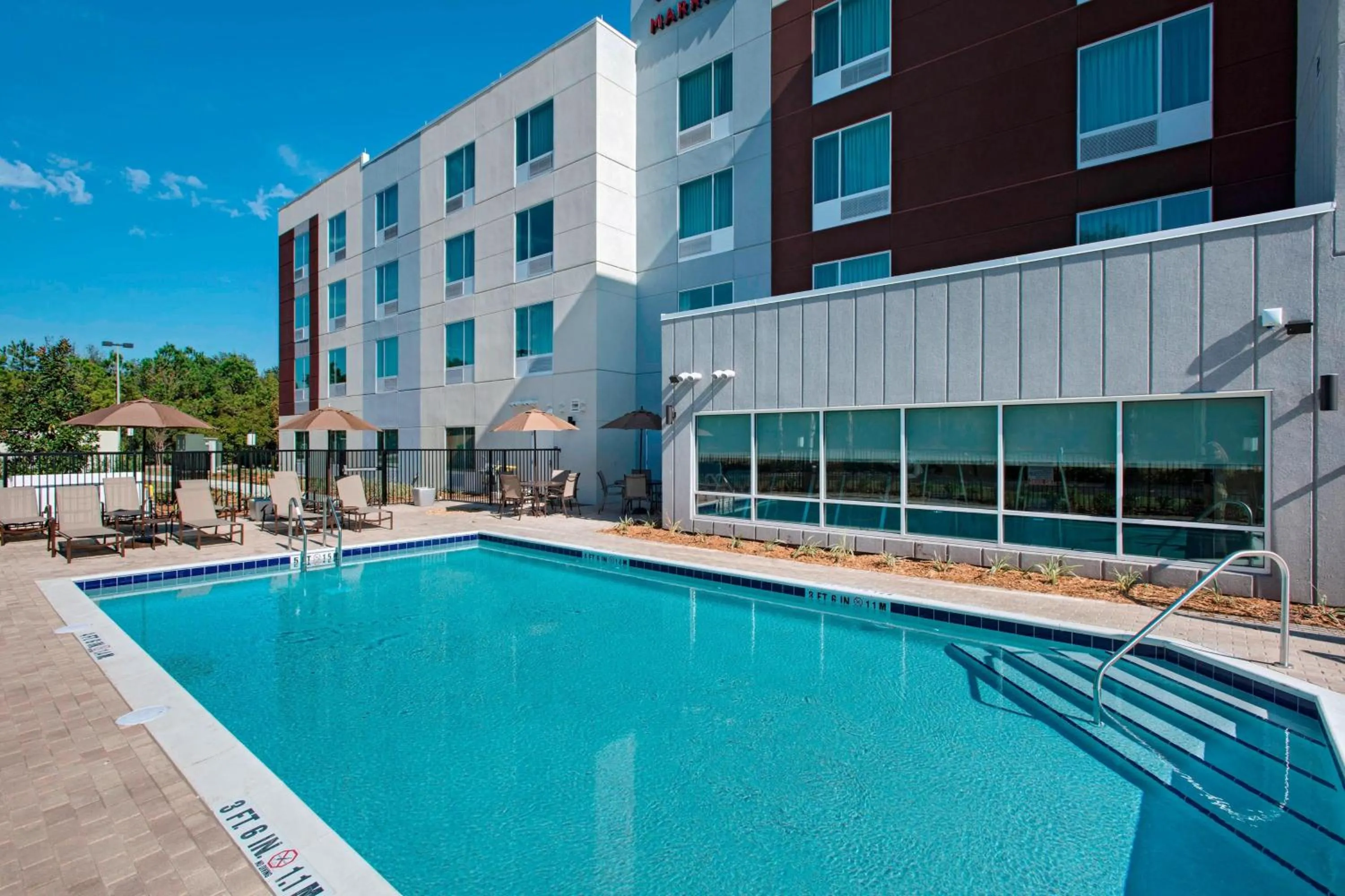 Swimming pool in TownePlace Suites by Marriott Lakeland