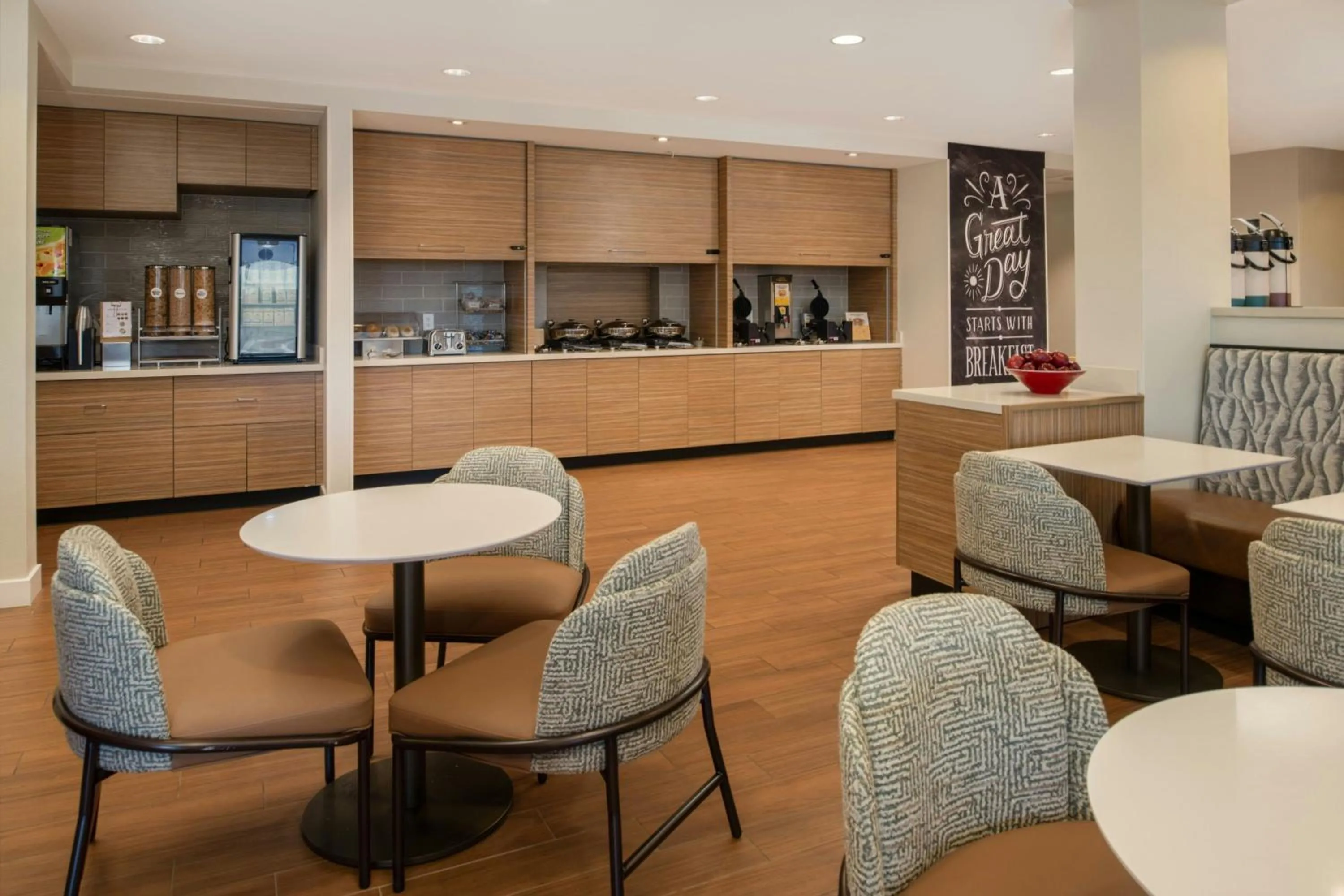 Breakfast in TownePlace Suites by Marriott Lakeland