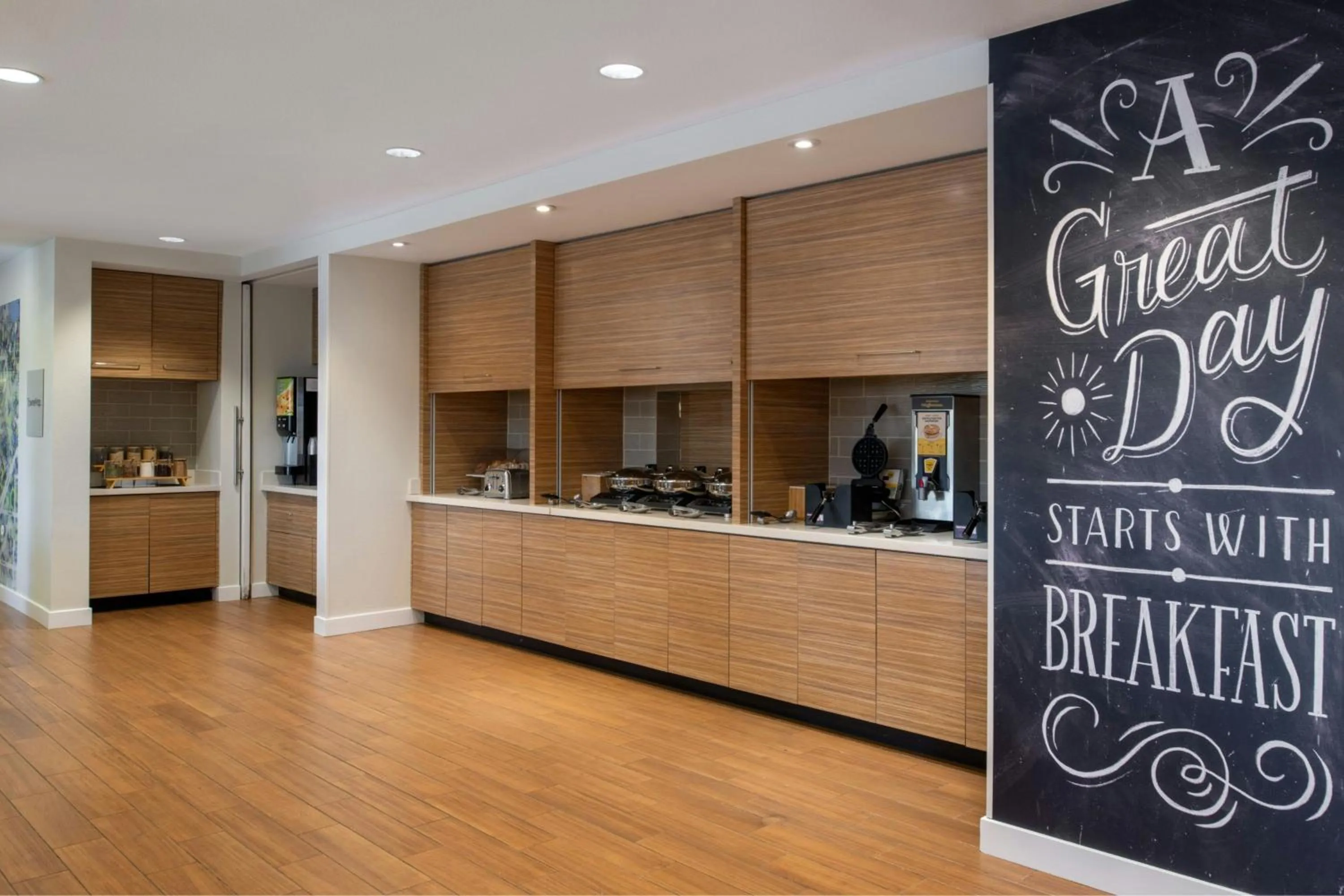 Breakfast in TownePlace Suites by Marriott Lakeland