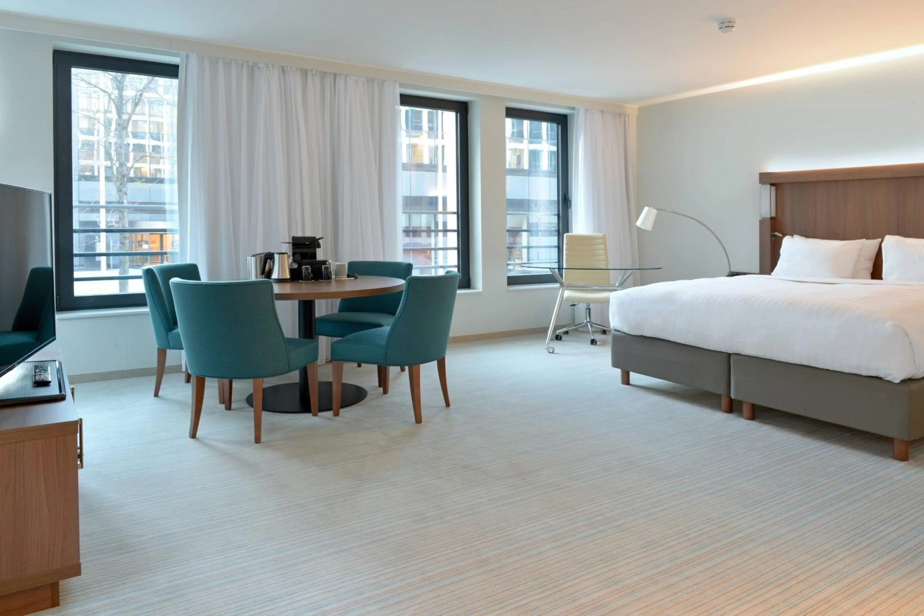Photo of the whole room, Bed in Courtyard by Marriott Brussels EU
