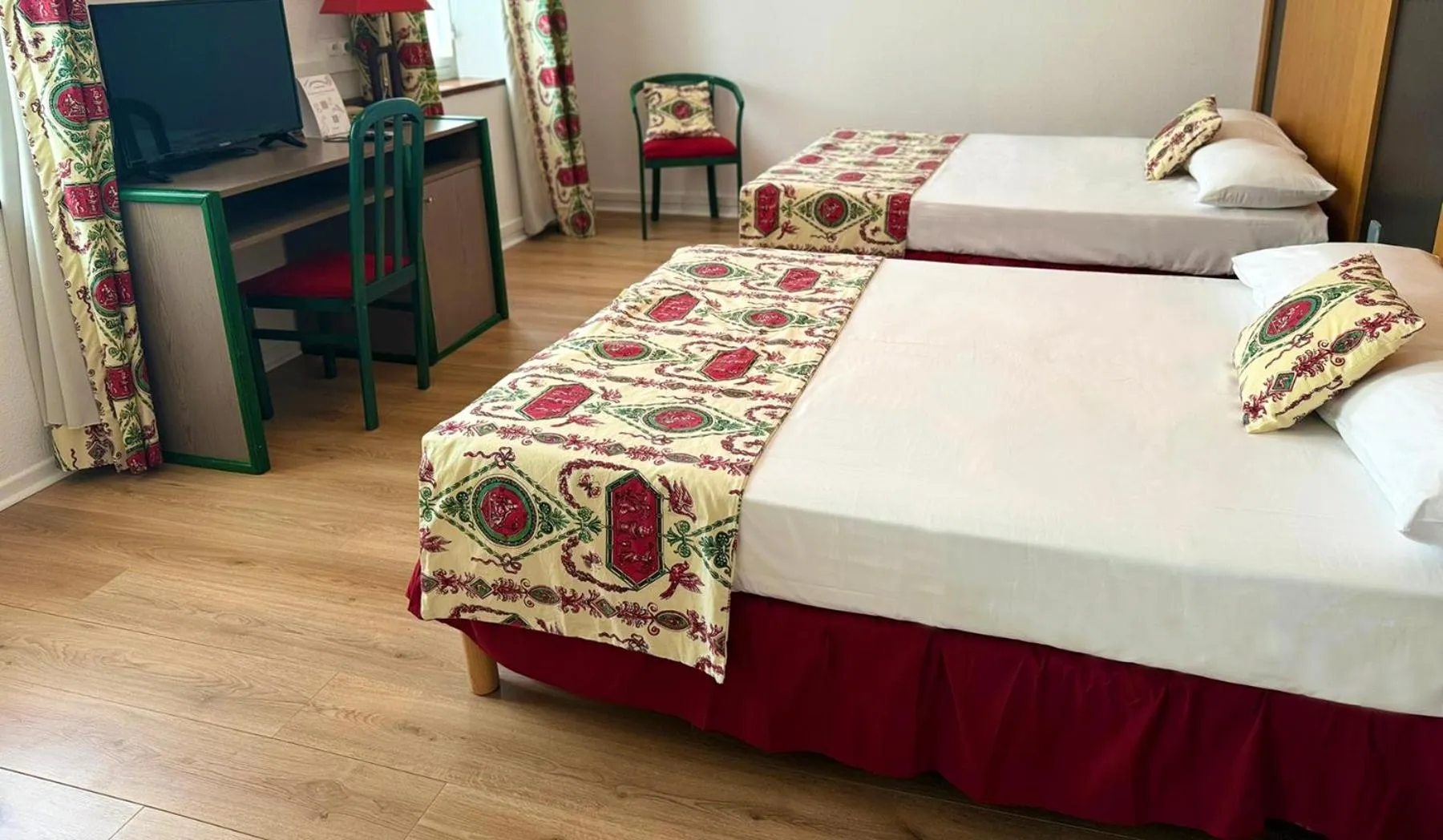 Shower, Bed in Hôtel Restaurant de France