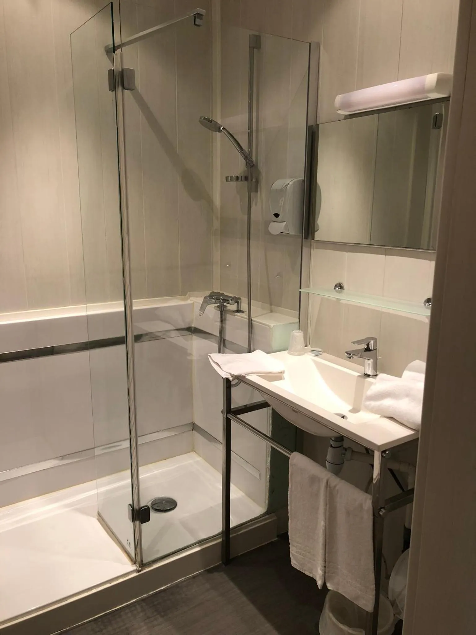 Shower in Hôtel Restaurant de France