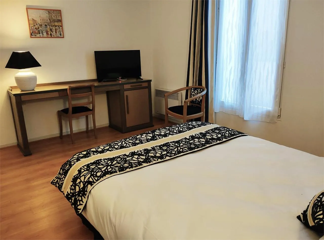 Photo of the whole room, Bed in Hôtel Restaurant de France