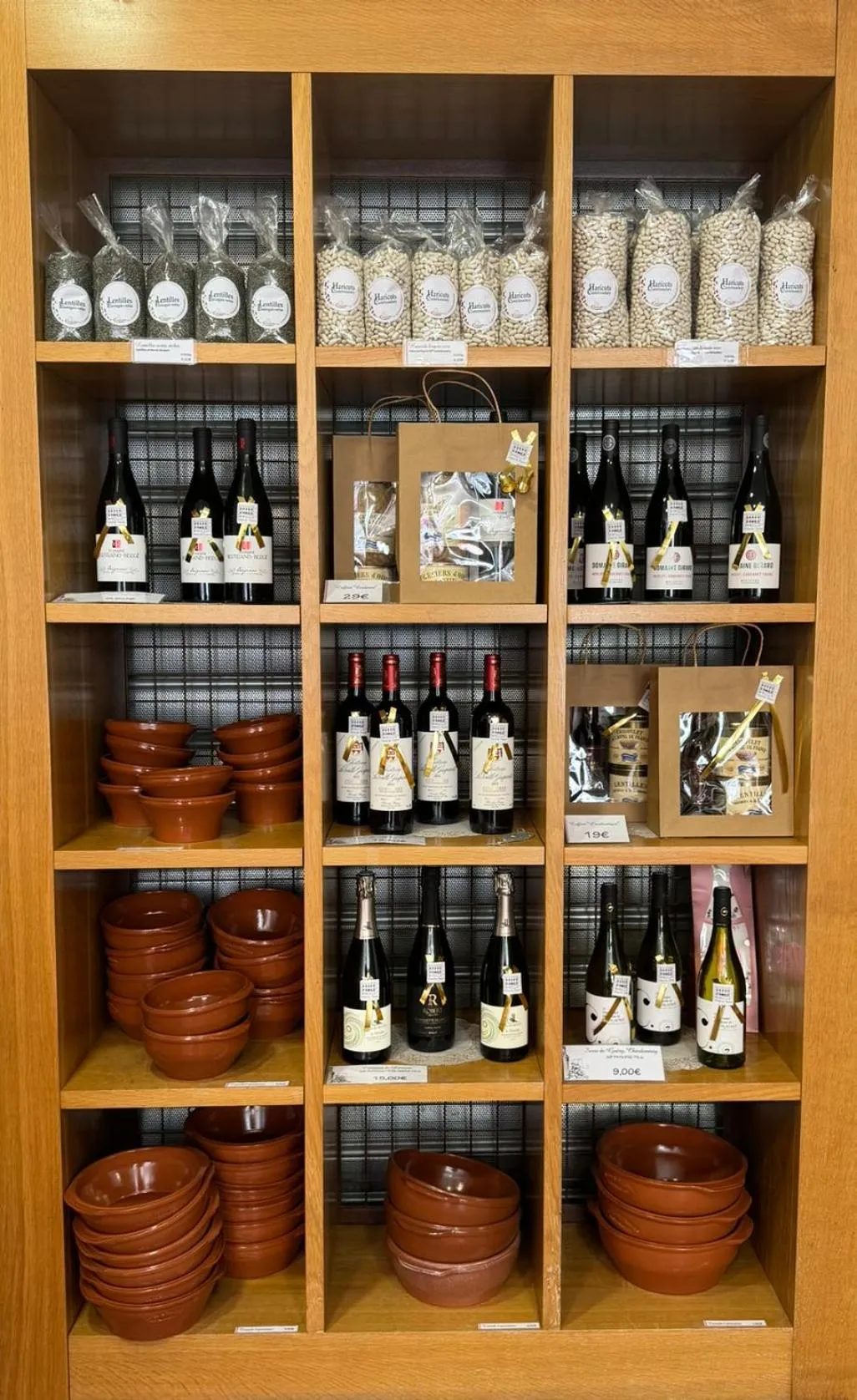 On-site shops in Hôtel Restaurant de France