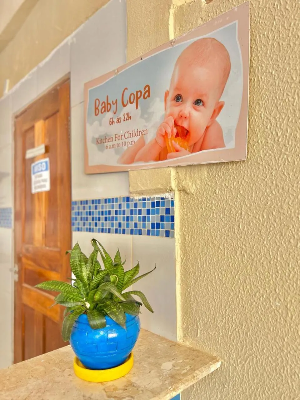 Text overlay in Hotel Maré Mansa