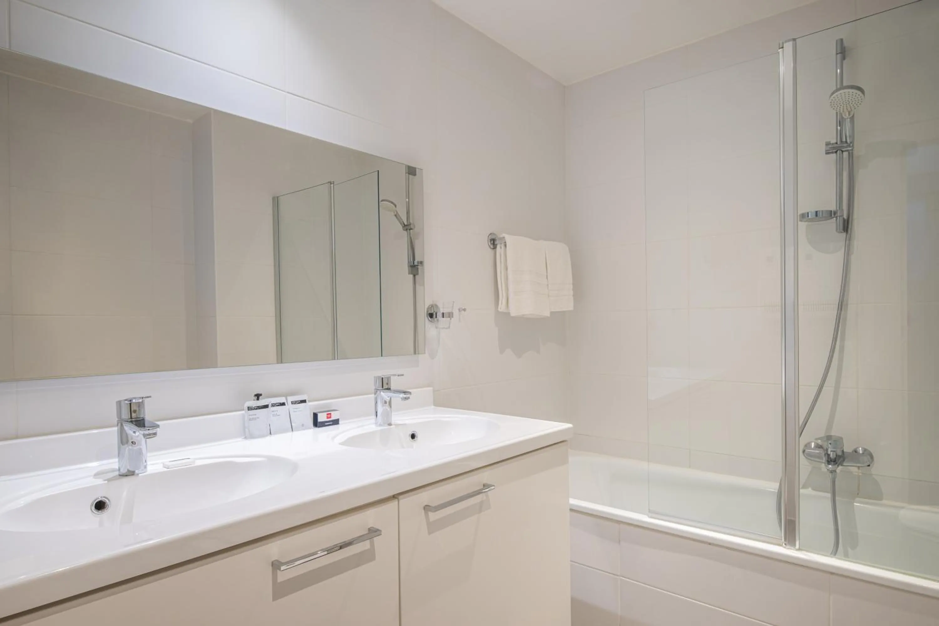 Bathroom in Thon Hotel Residence Parnasse Aparthotel