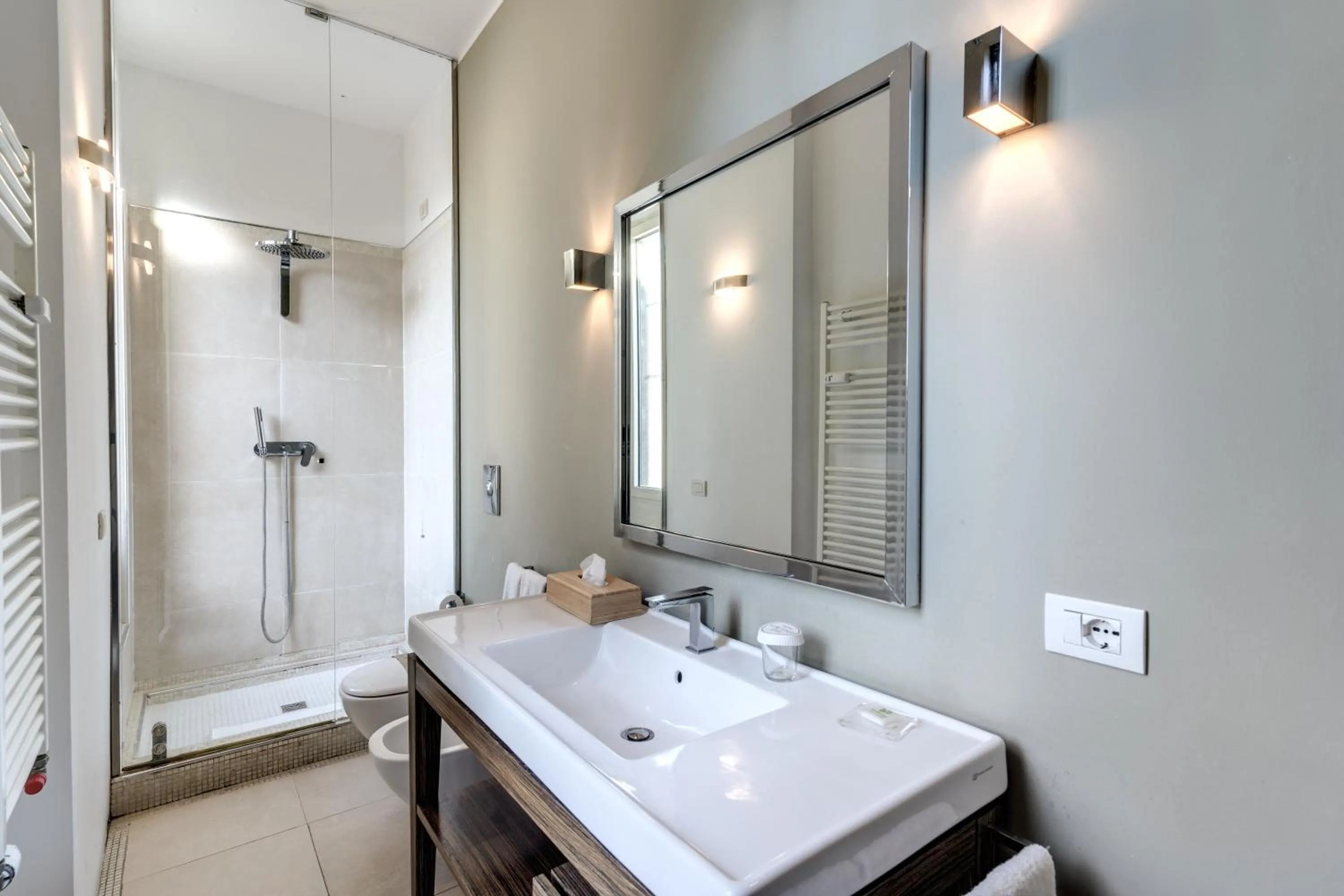 Shower in Suite Santa Tecla
