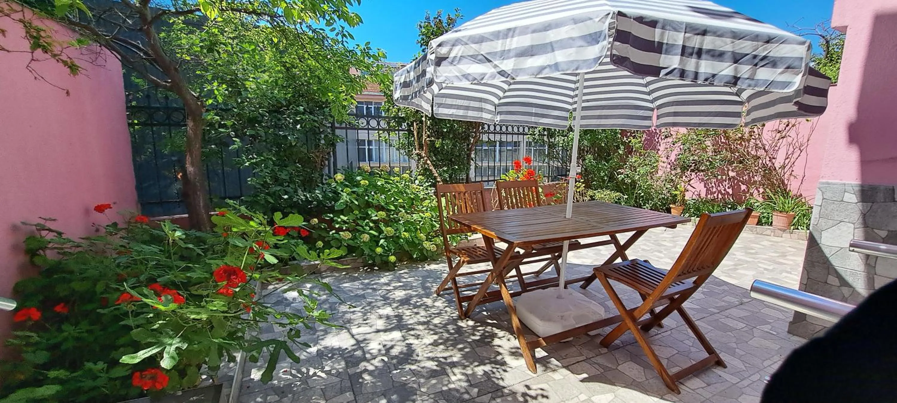 Property building in Golden Life Apart Hotel