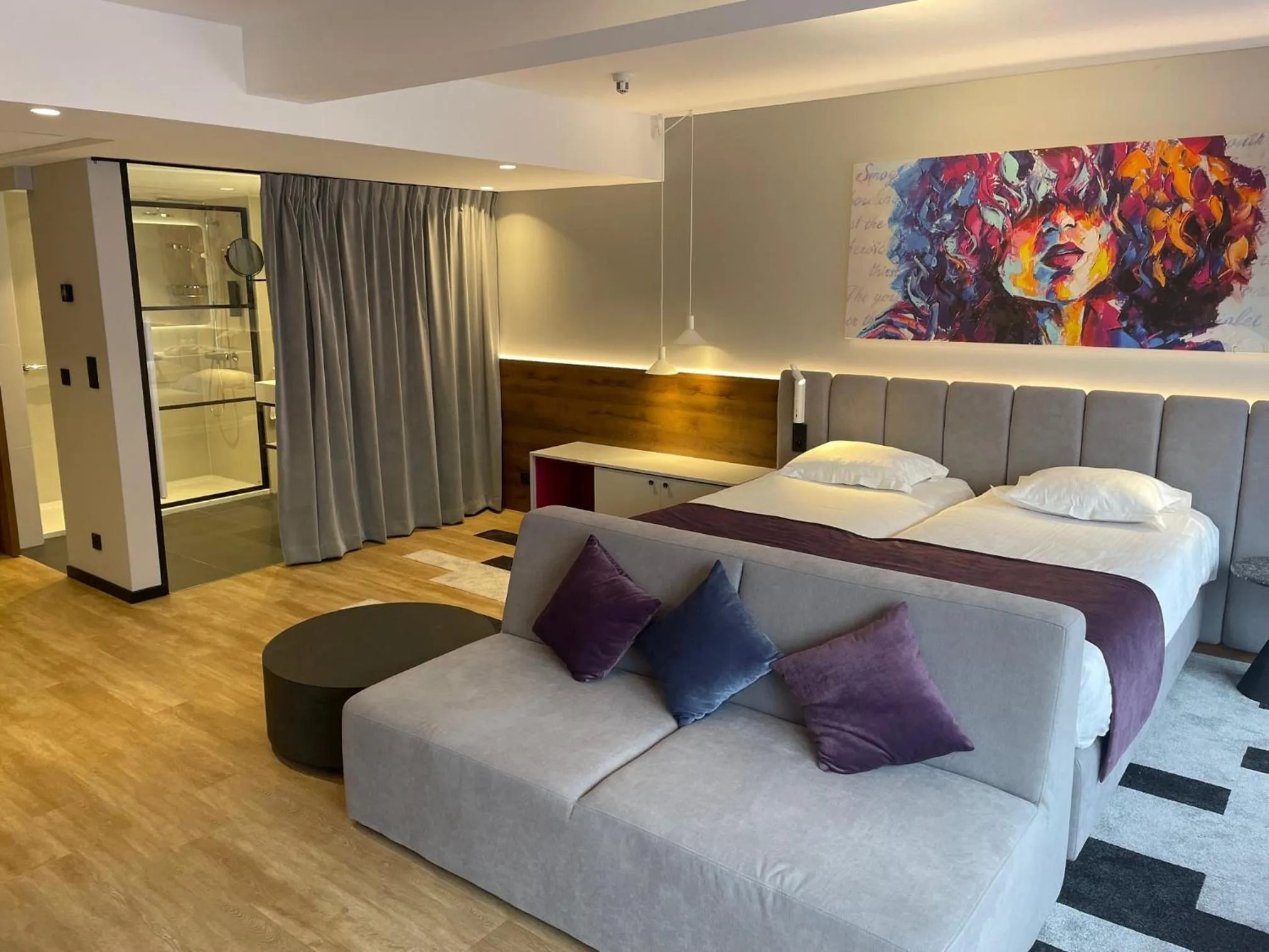 Photo of the whole room, Bed in Ostend Hotel