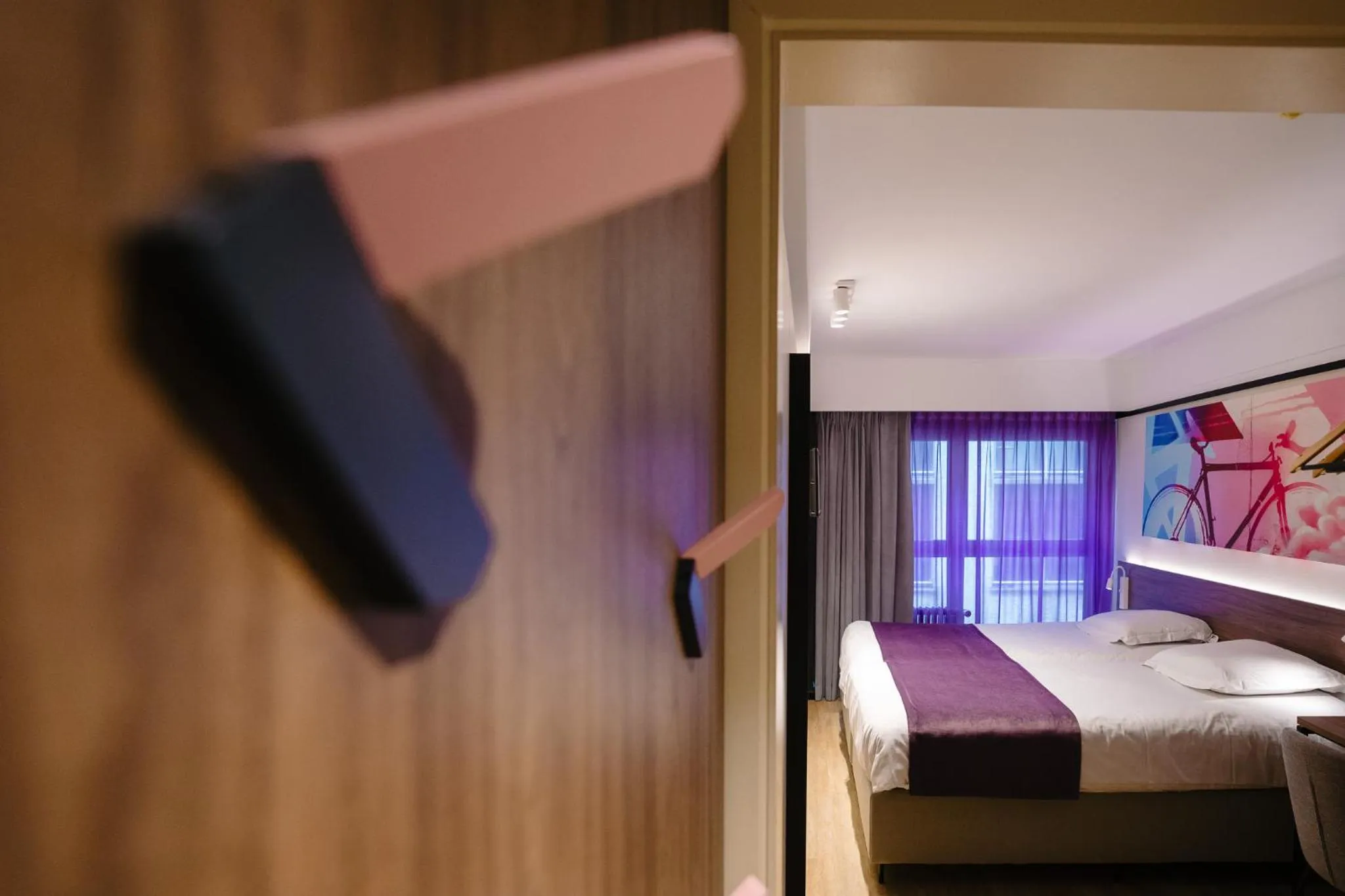 Photo of the whole room, Bed in Ostend Hotel