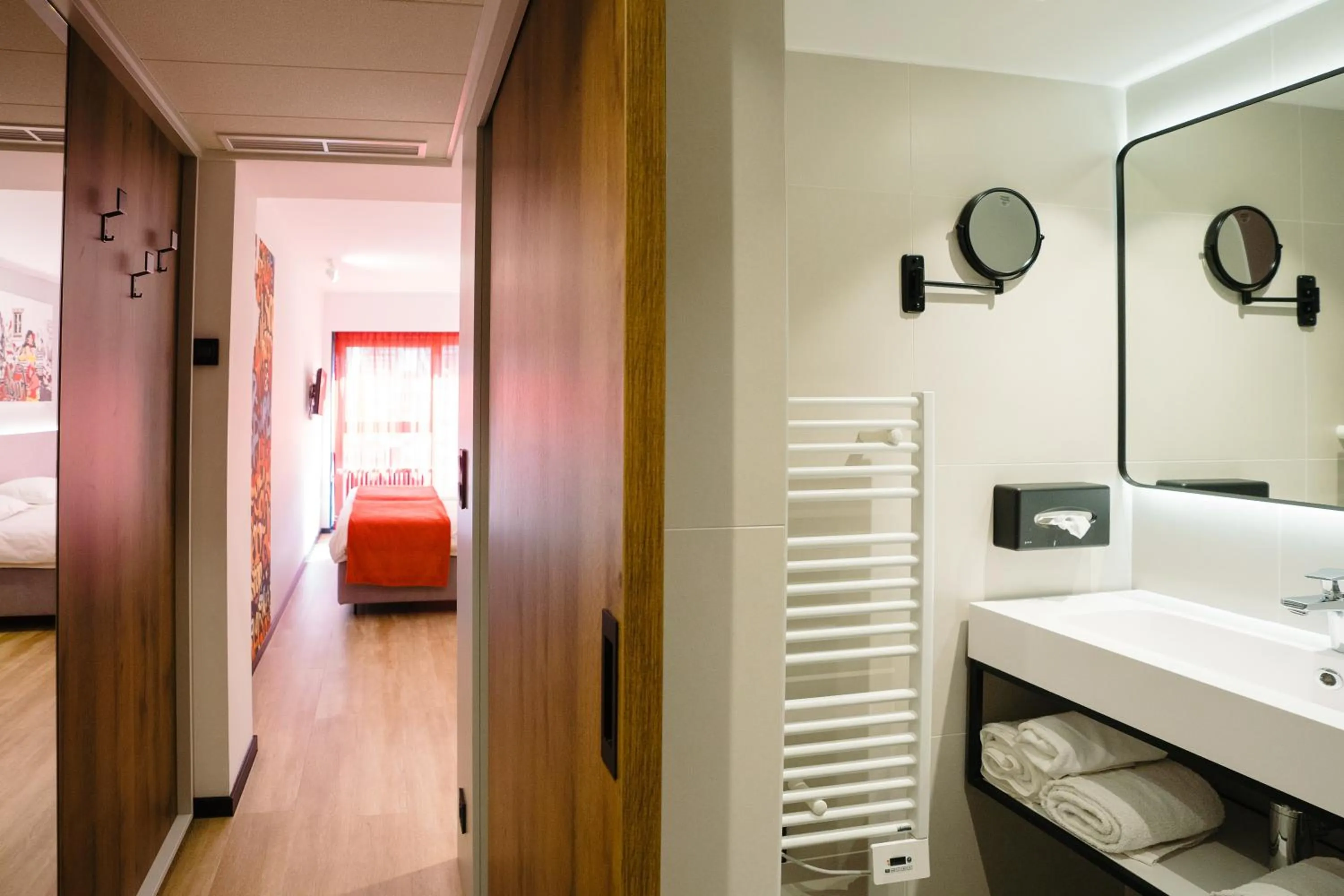 Photo of the whole room, Bed in Ostend Hotel