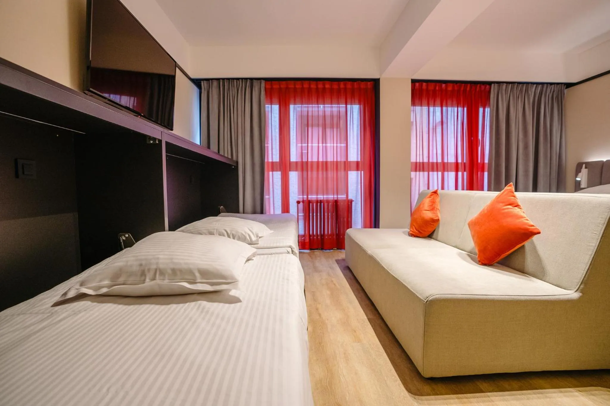 Photo of the whole room, Bed in Ostend Hotel