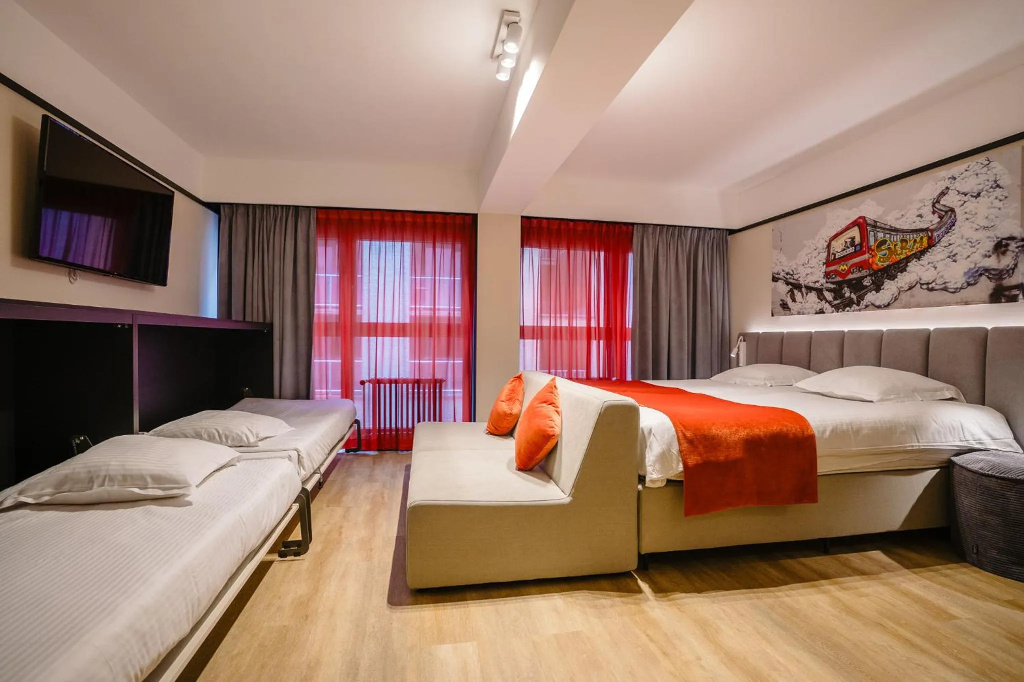 Photo of the whole room, Bed in Ostend Hotel