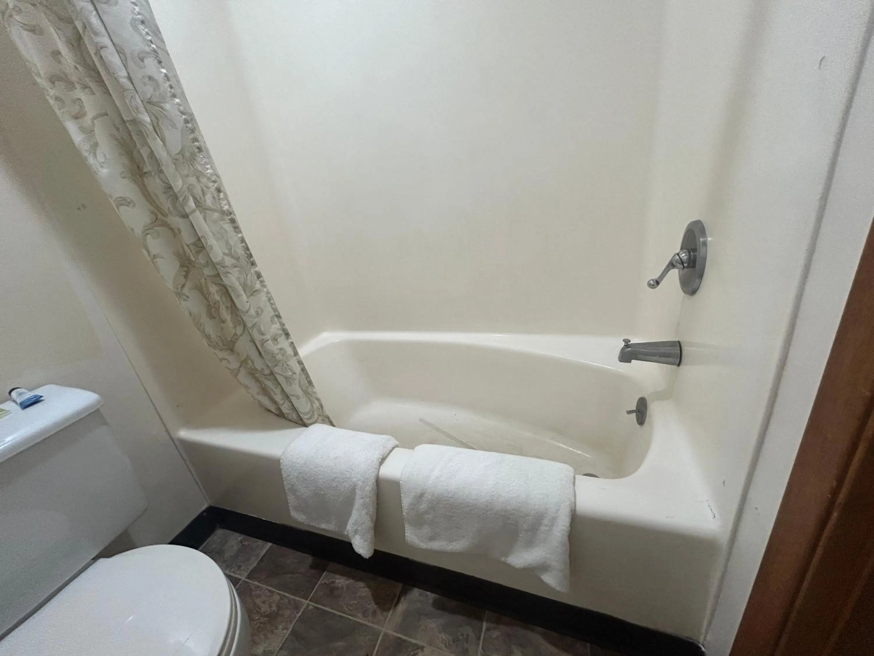 Bath in Capri Motel By Belvilla Walla Walla US 12