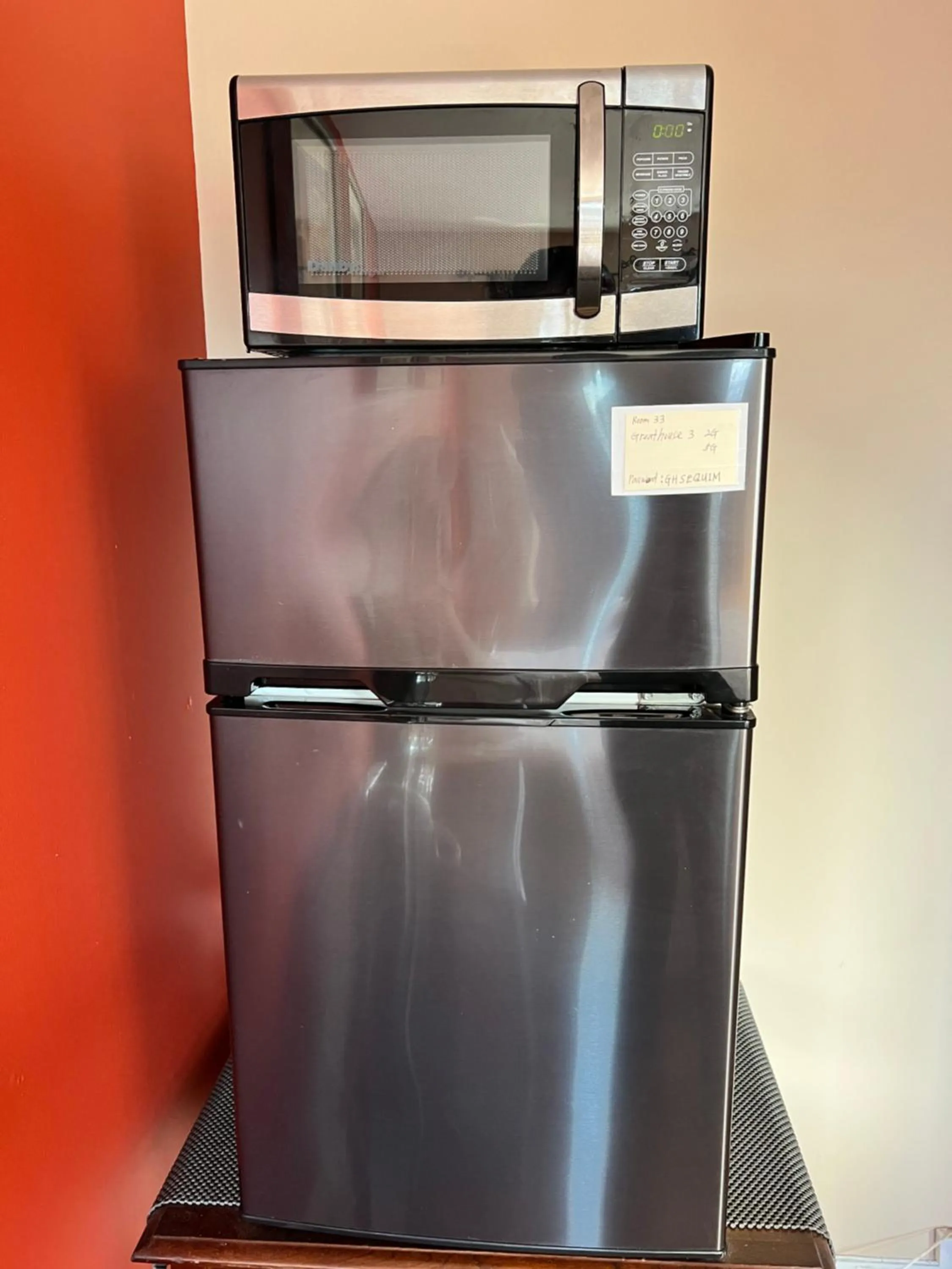 minibar in Great House Motel