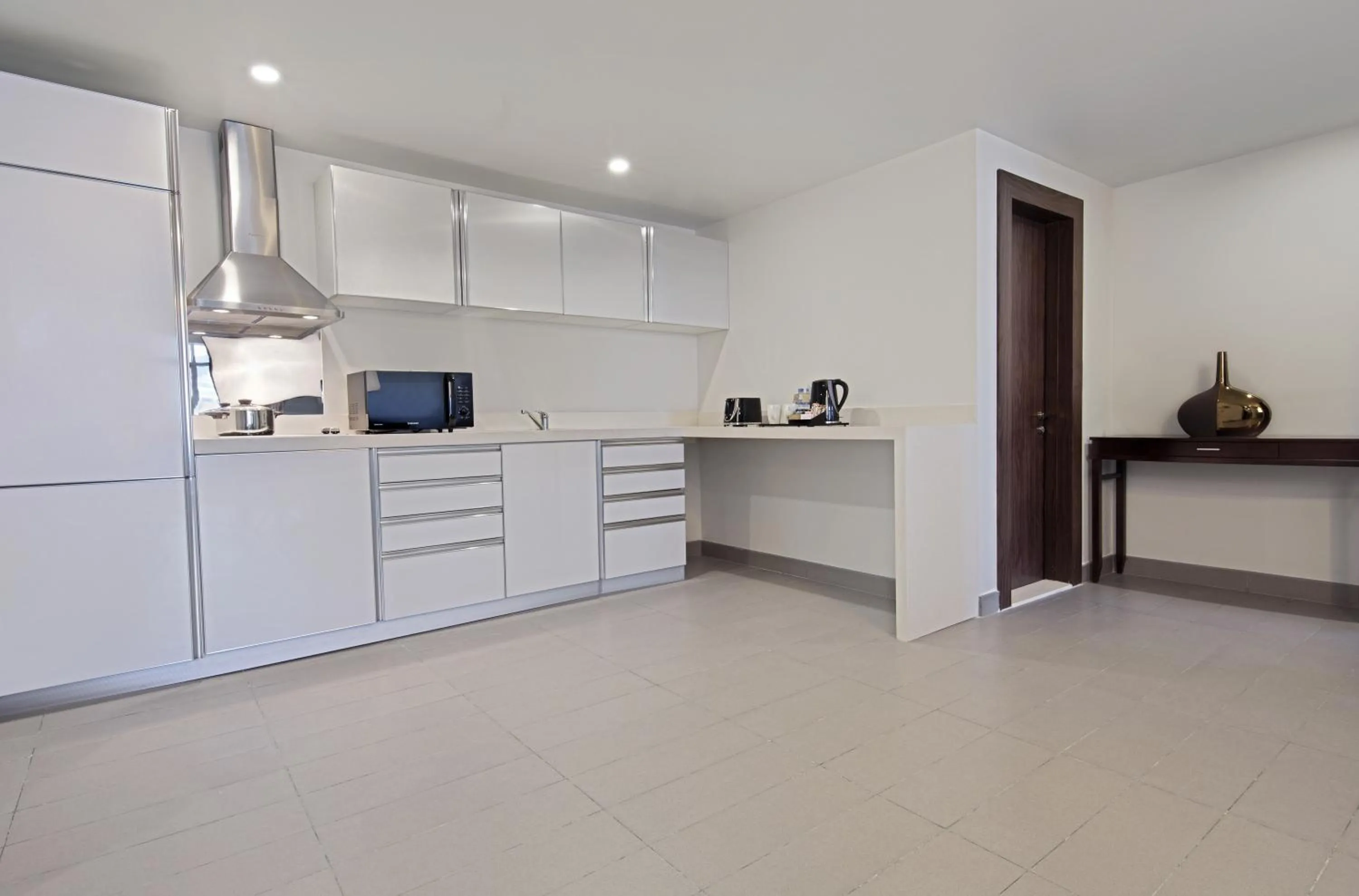 Coffee/tea facilities in The Curve Hotel