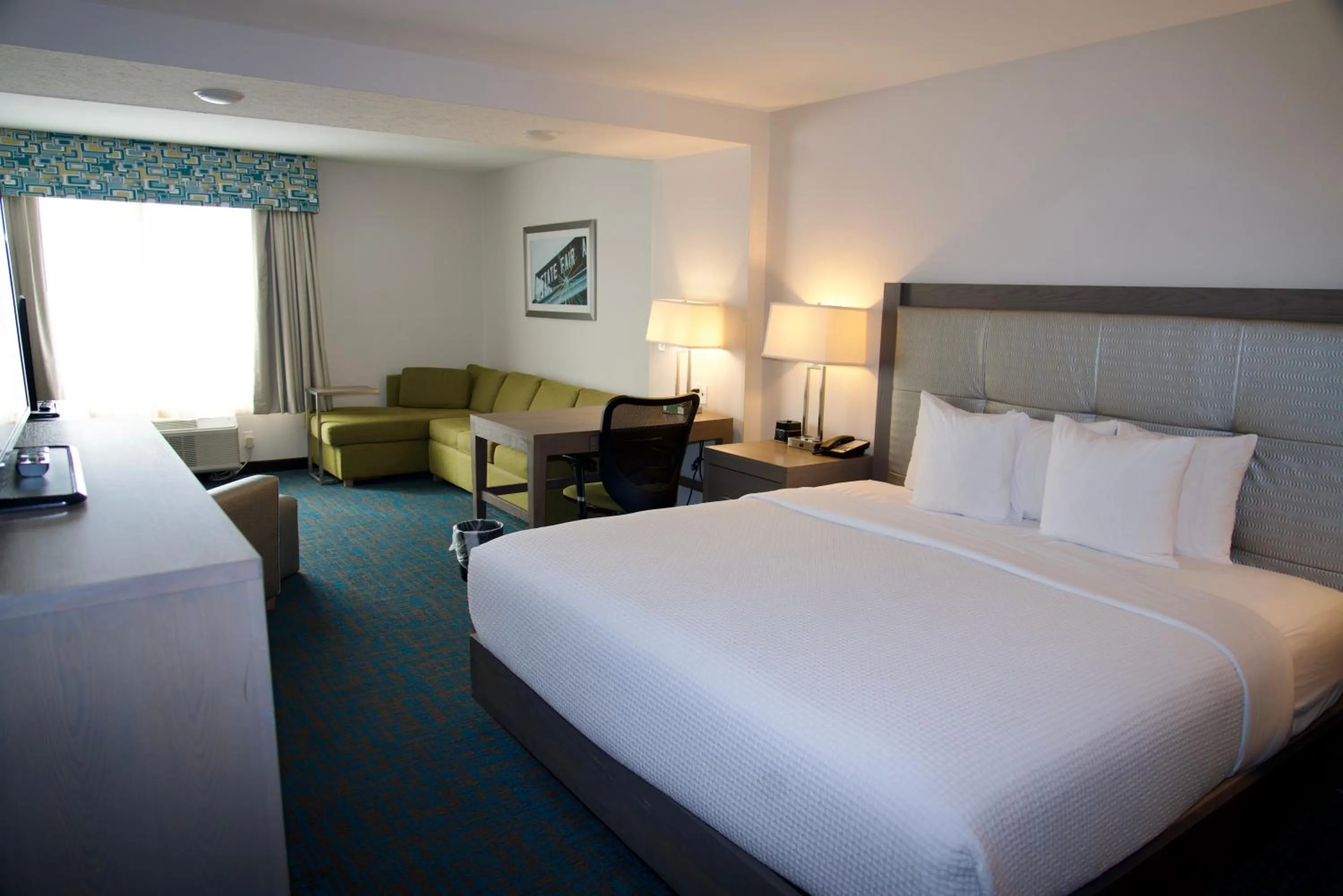 Photo of the whole room, Bed in La Quinta by Wyndham St. Paul-Woodbury