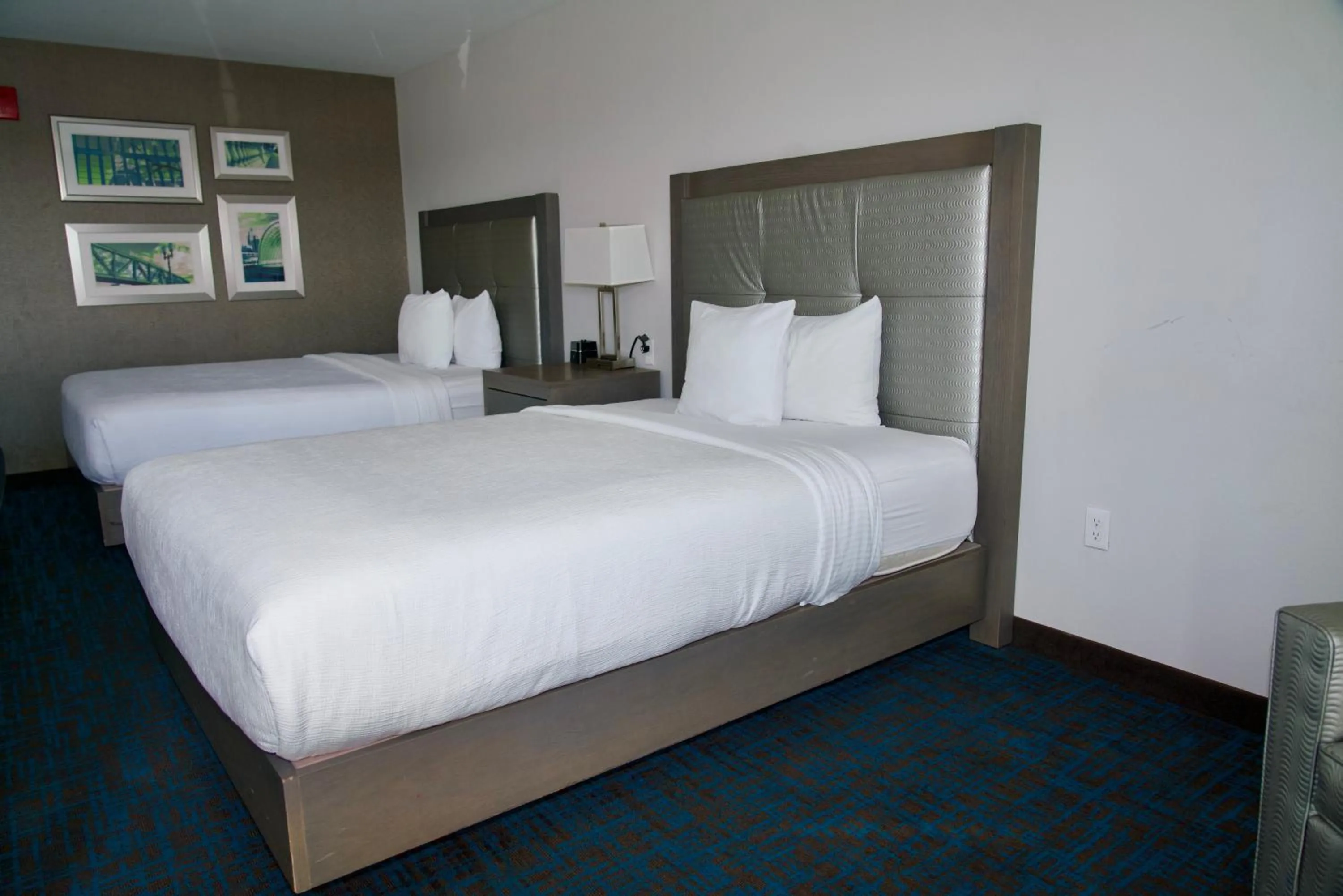 Bed in La Quinta by Wyndham St. Paul-Woodbury