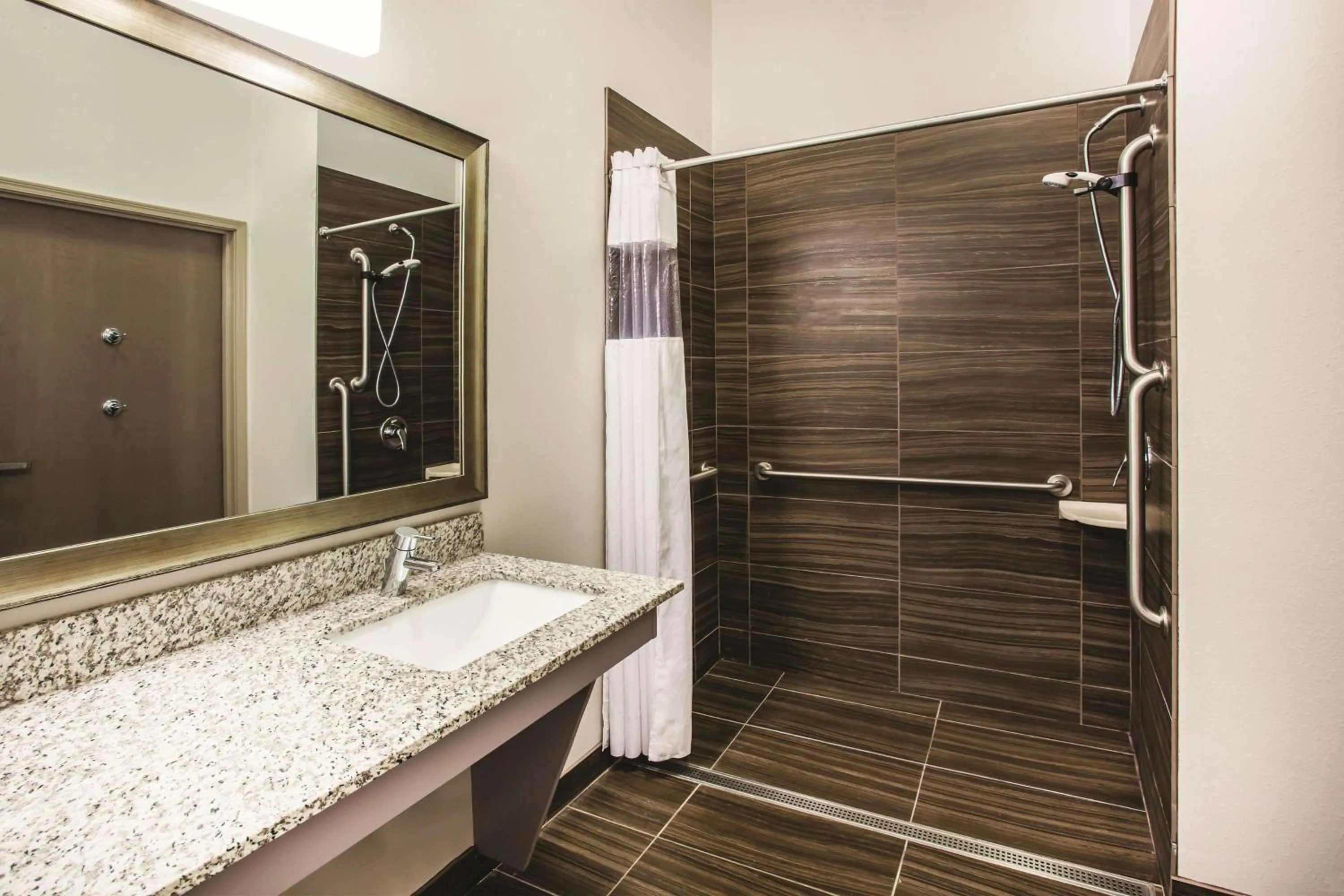 Bathroom in La Quinta by Wyndham St. Paul-Woodbury