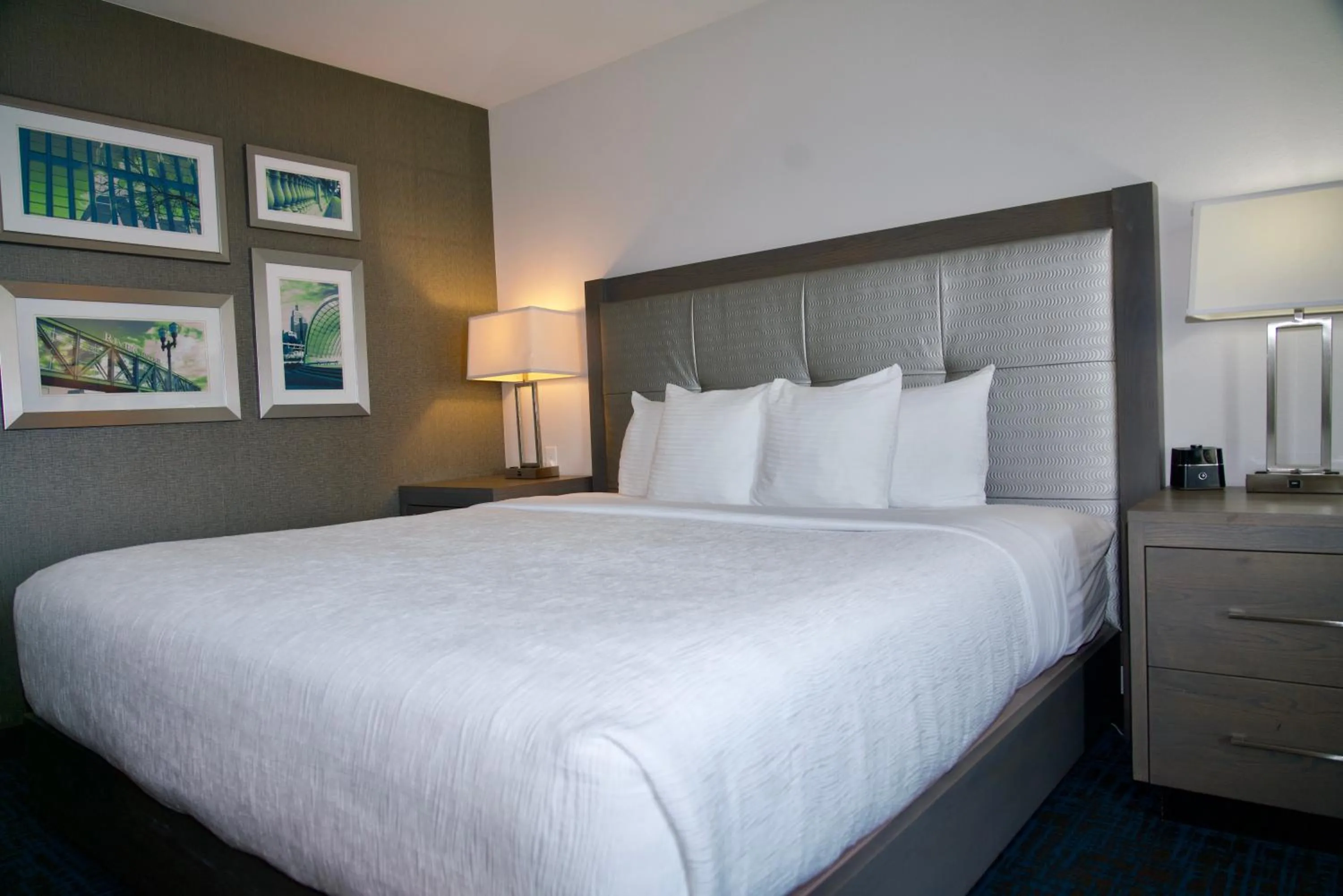 Bed in La Quinta by Wyndham St. Paul-Woodbury