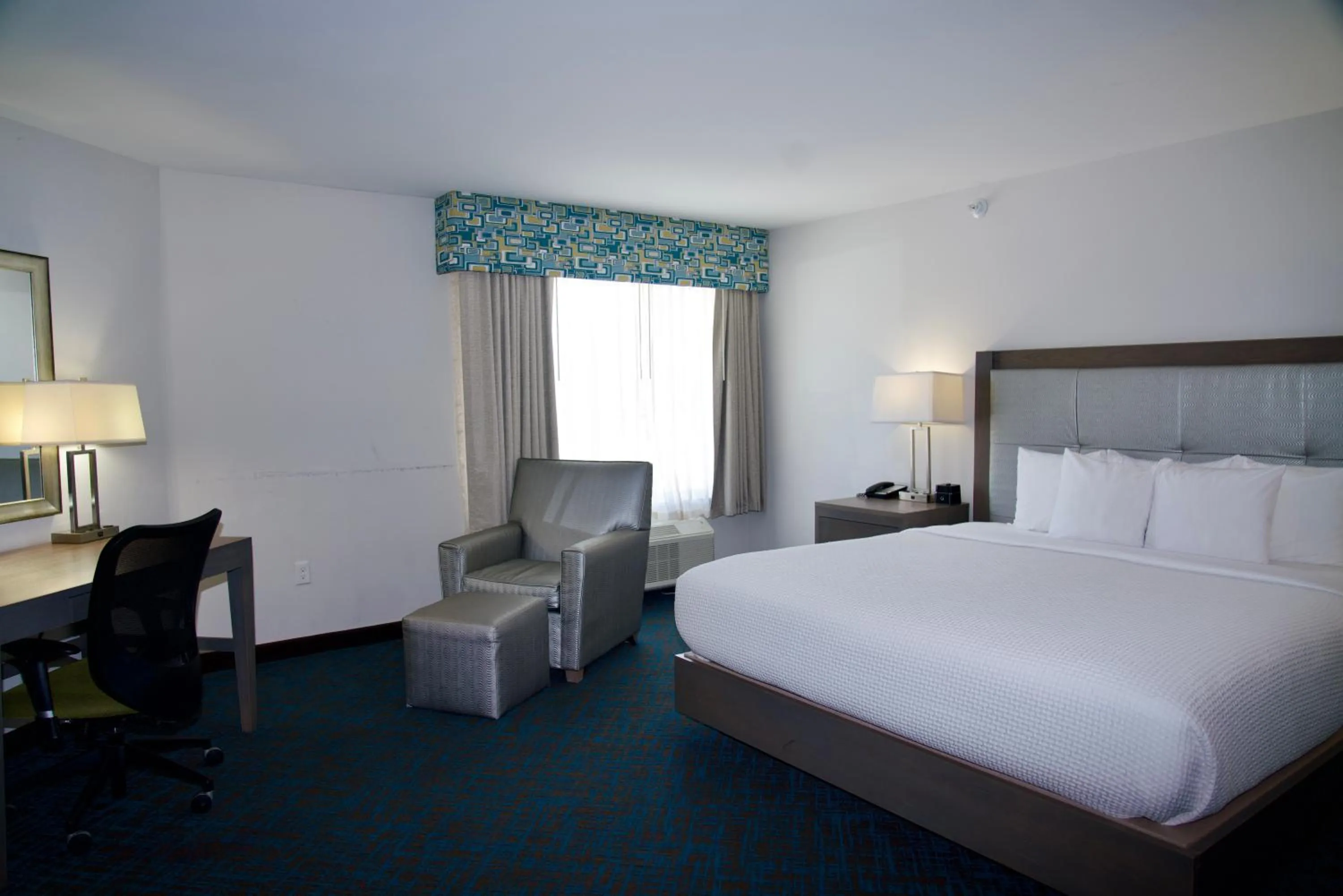 Bed in La Quinta by Wyndham St. Paul-Woodbury