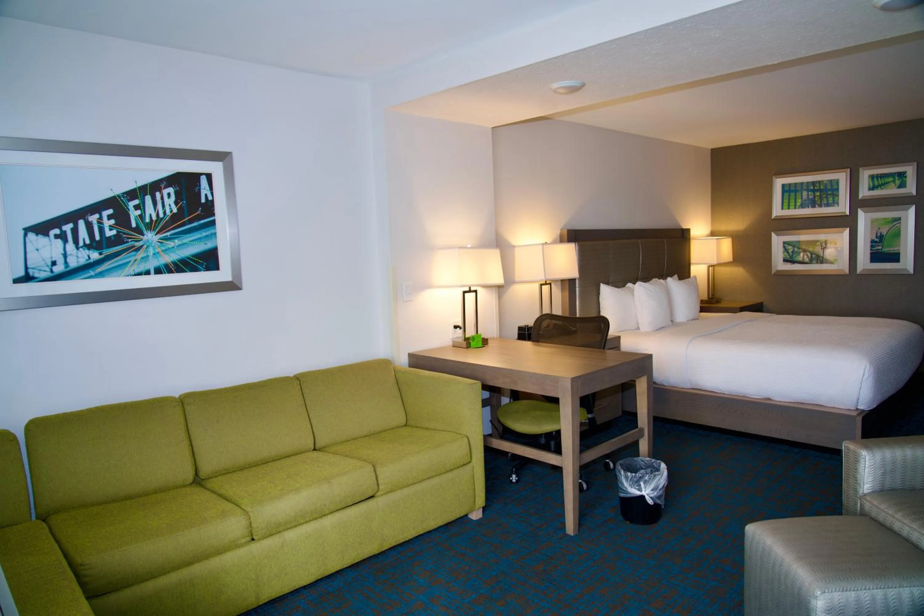 Bed in La Quinta by Wyndham St. Paul-Woodbury