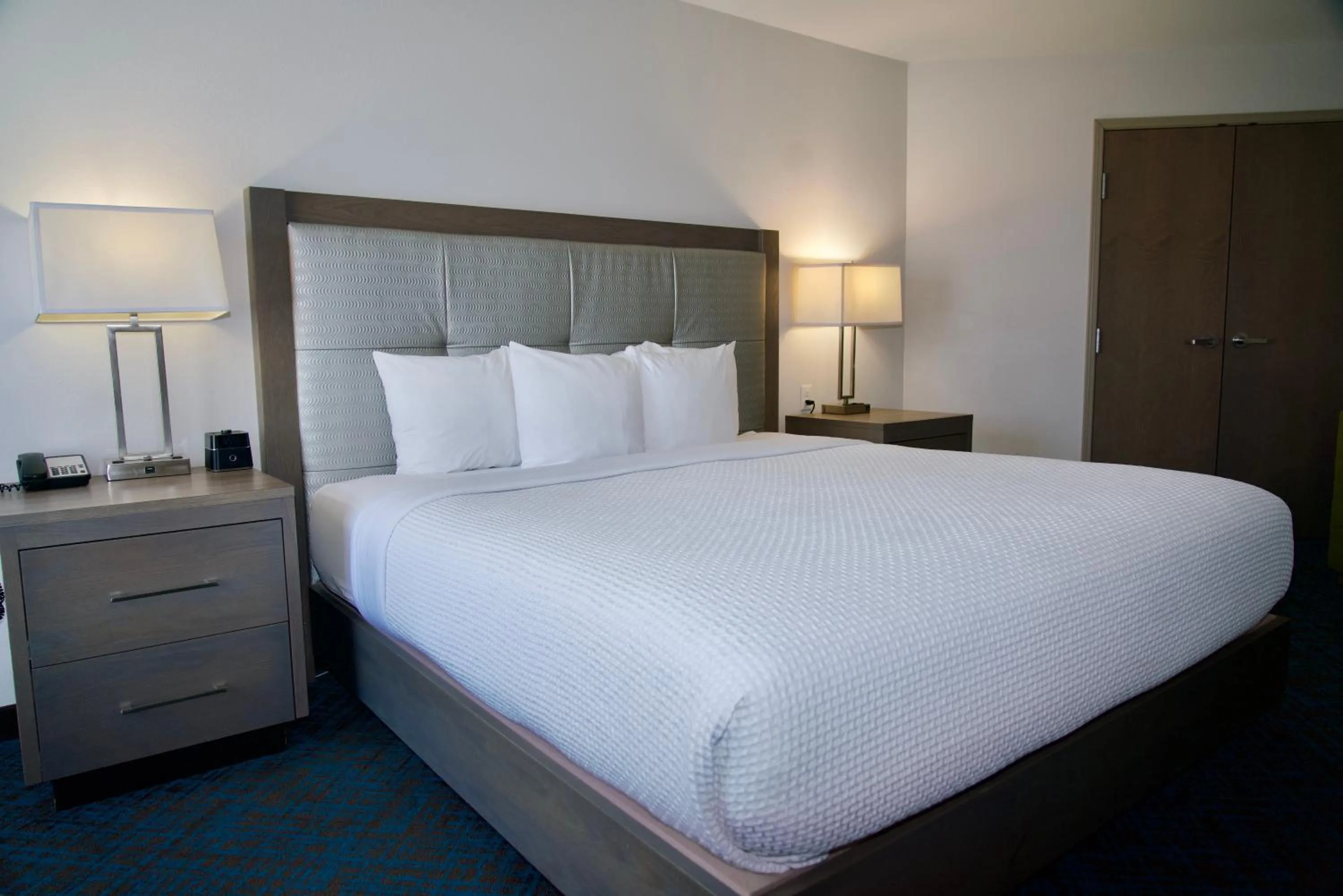 Bed in La Quinta by Wyndham St. Paul-Woodbury