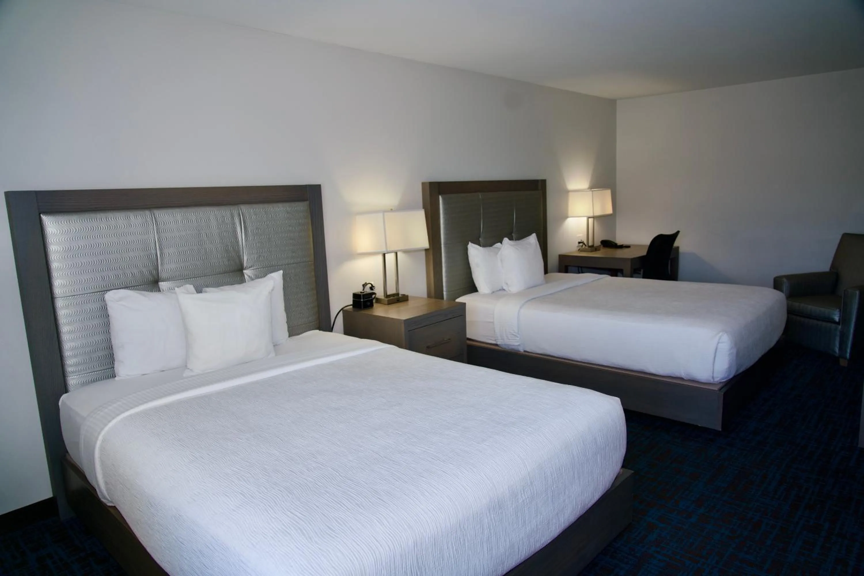 Bed in La Quinta by Wyndham St. Paul-Woodbury