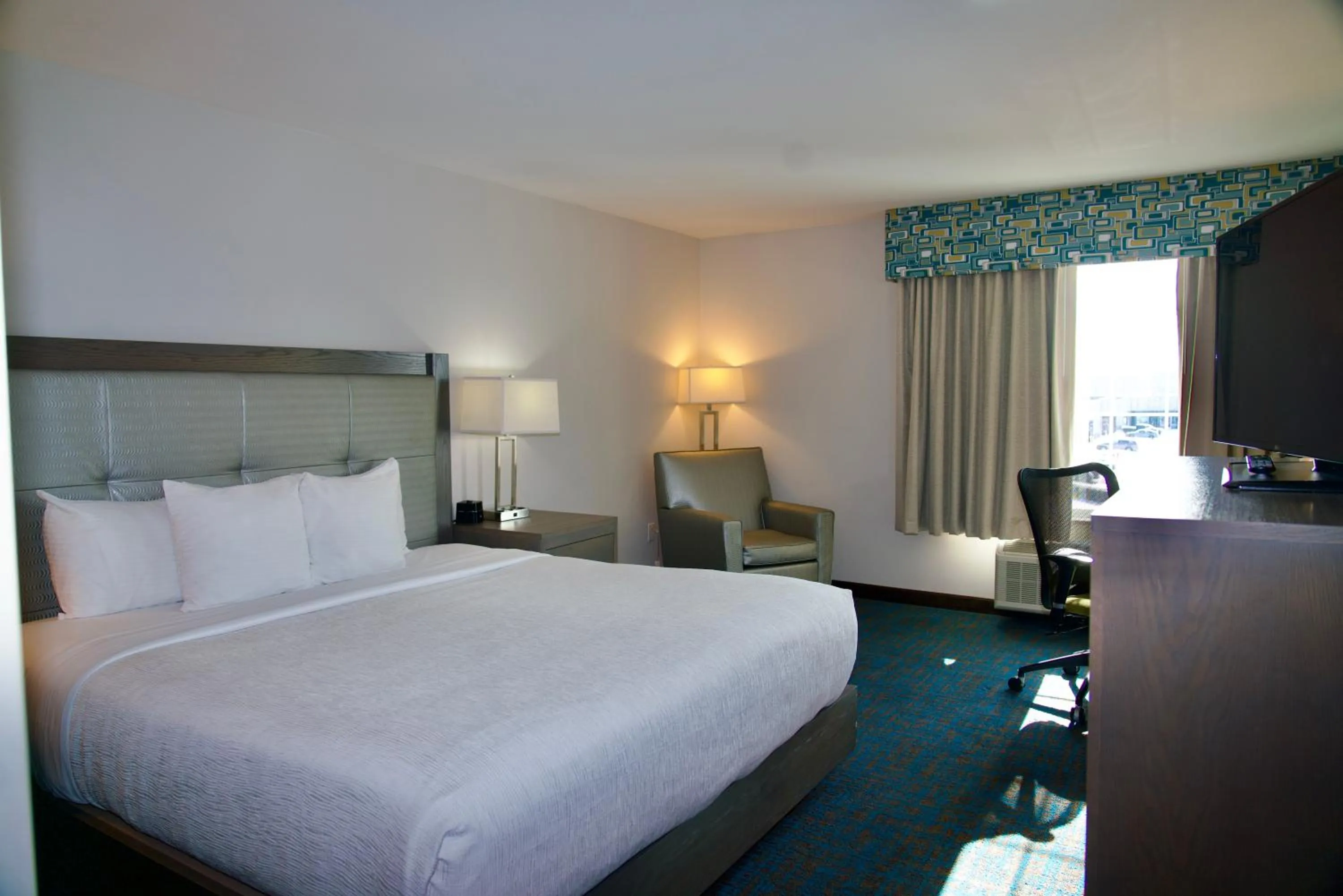 Bed in La Quinta by Wyndham St. Paul-Woodbury