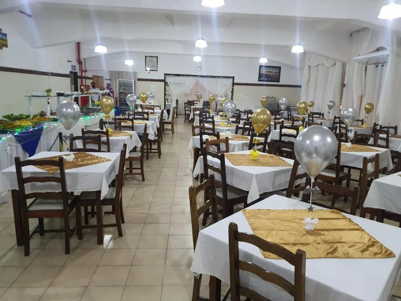 Restaurant/places to eat in Center Hotel