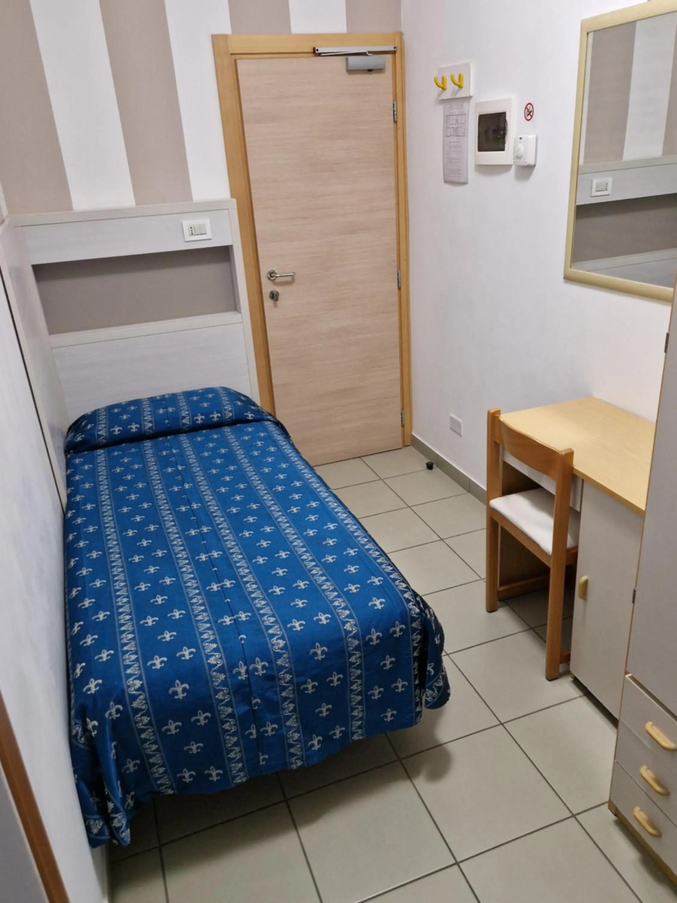 Bedroom, Bed in Hotel Sorriso - molto più di una stella