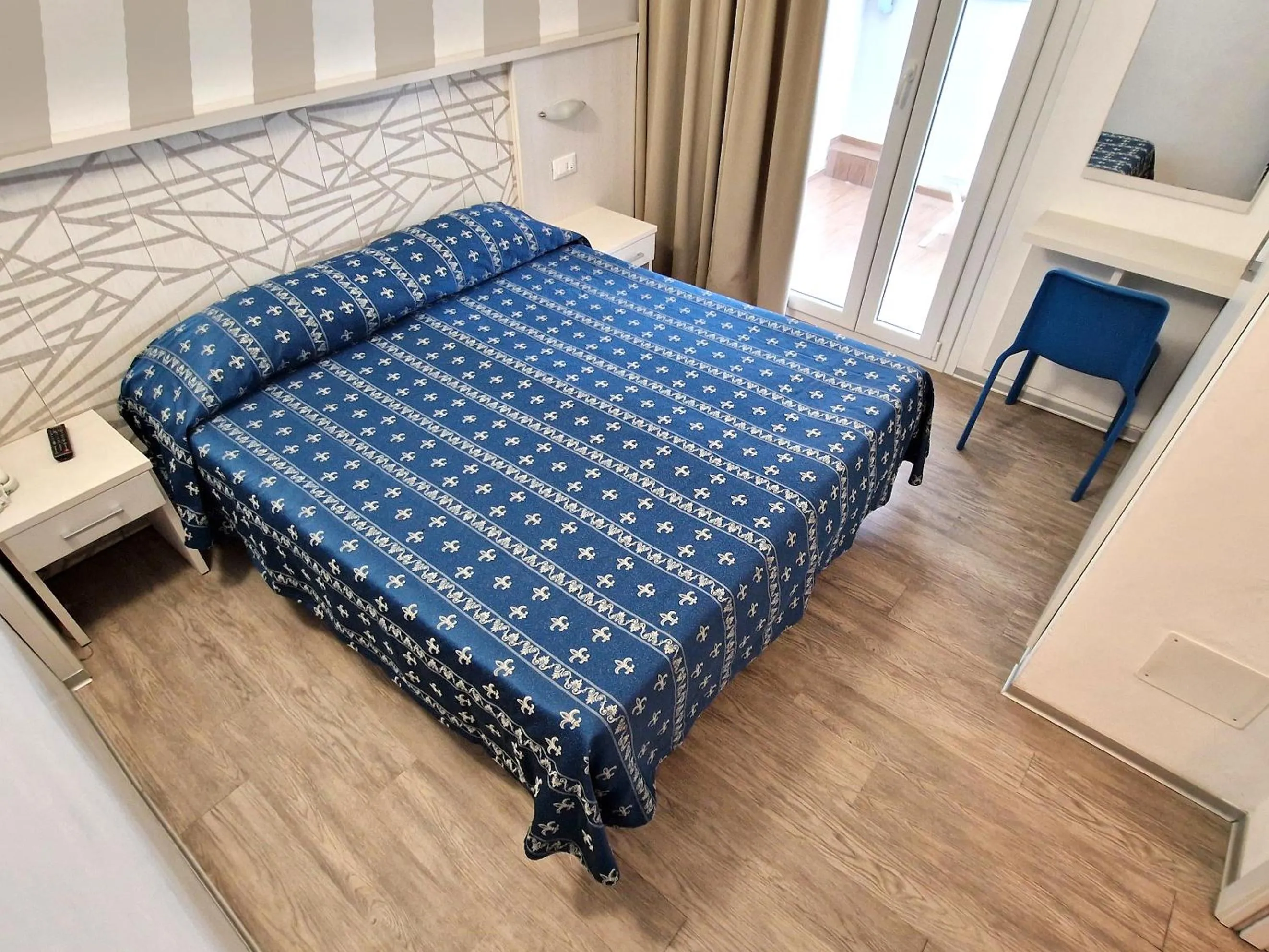 Bedroom, Bed in Hotel Sorriso - molto più di una stella