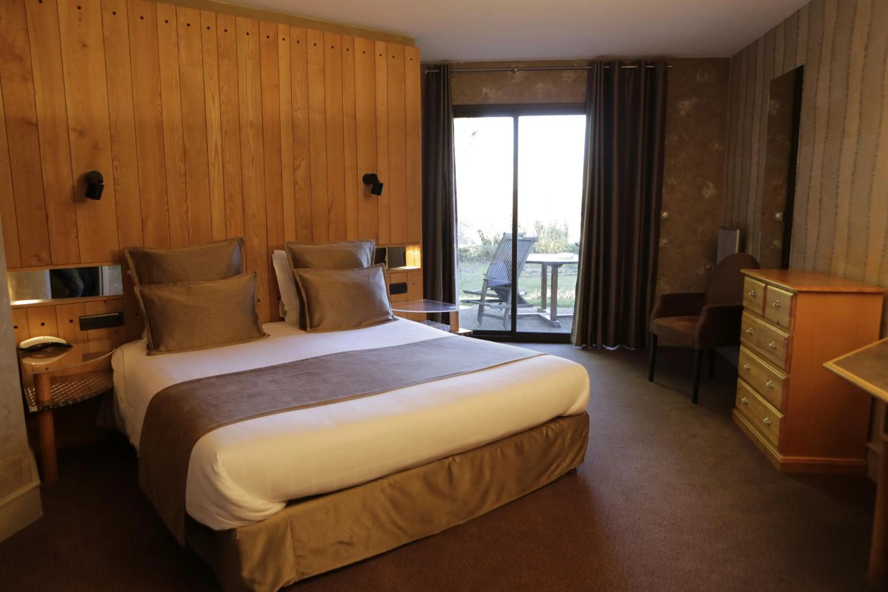 Photo of the whole room, Bed in Logis Auberge du Barrez