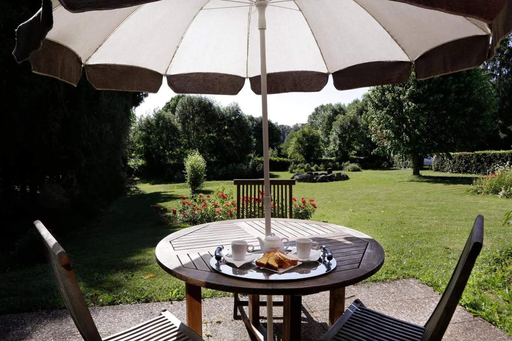 Patio in Logis Auberge du Barrez